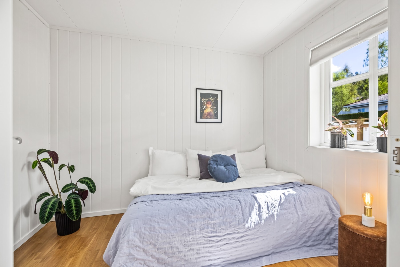 Soverom to er noe mindre, men har god plass til både seng og garderobe. Galleribilde