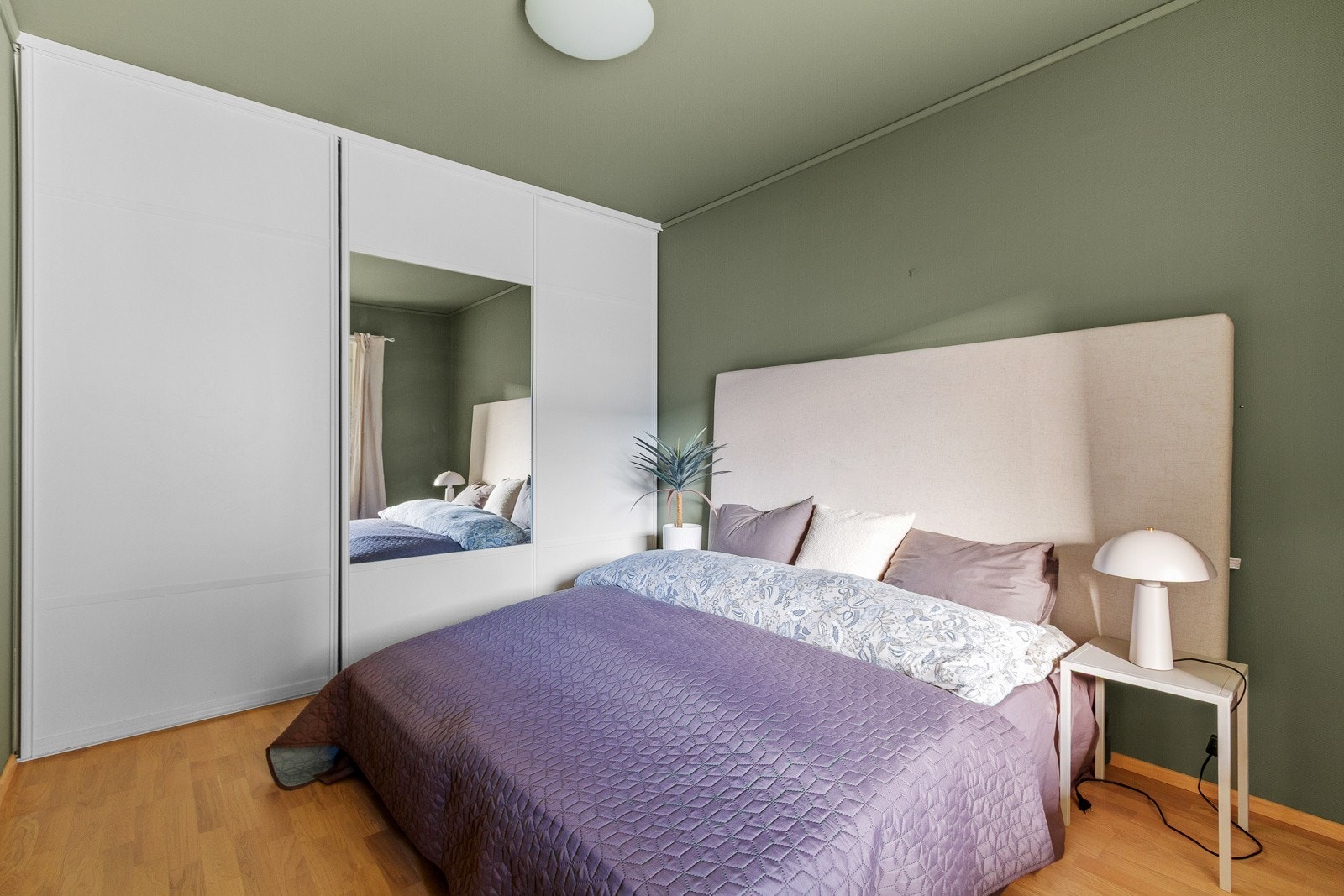 God plass for stor seng og garderobe. Galleribilde