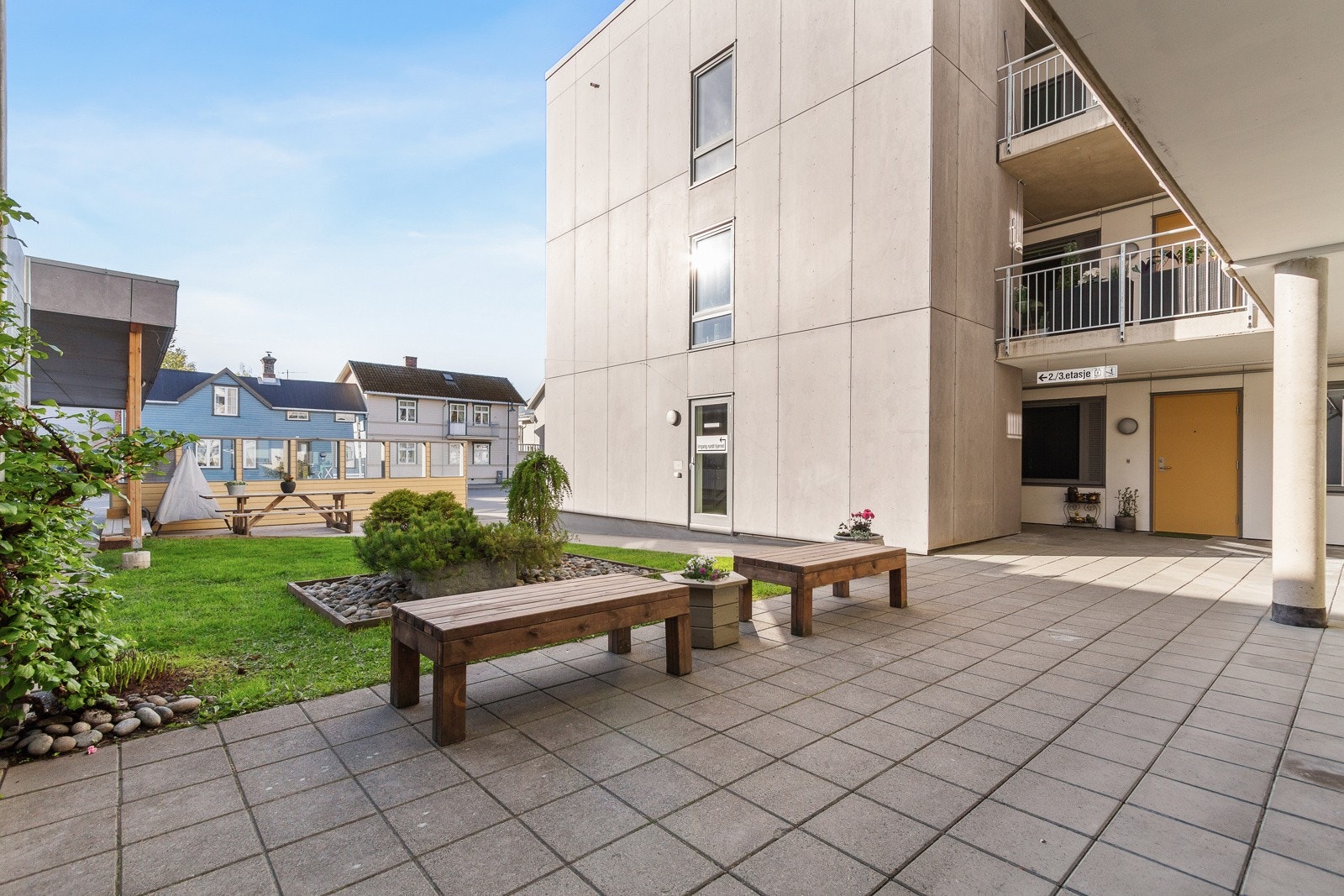 Pent opparbeidet bakgård med felles sitteplass. Galleribilde