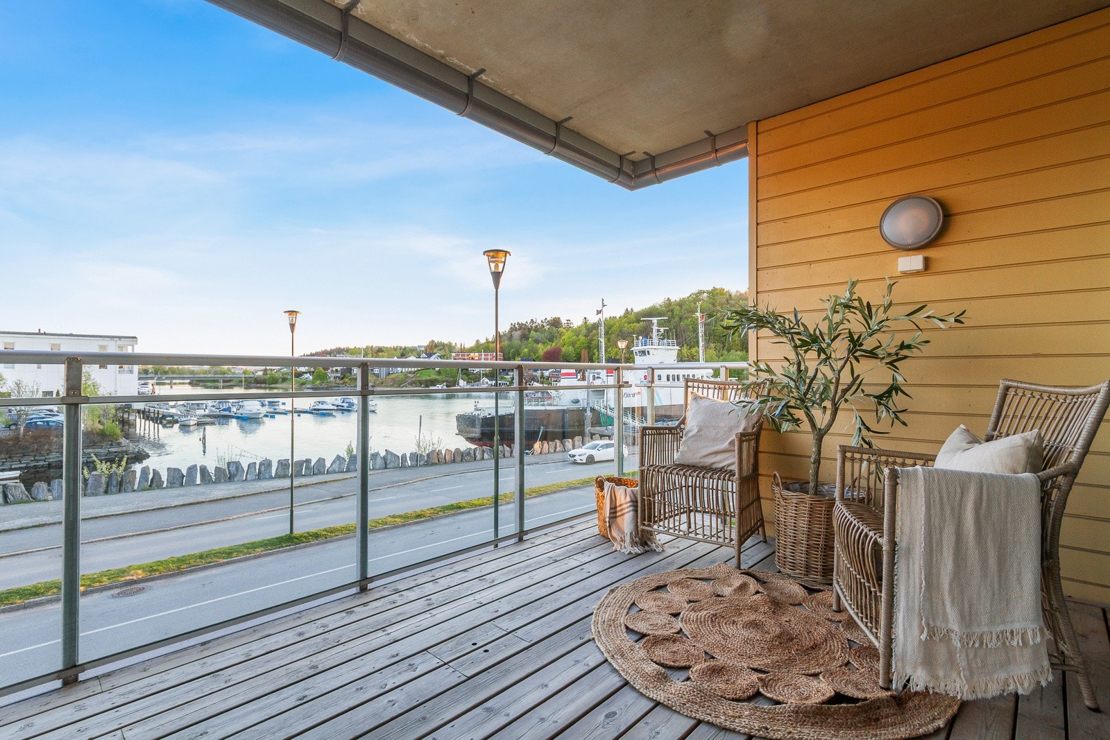 Takoverbygd veranda på 10m². Svært godt med sol fra tidlig formiddag til kveld. Galleribilde