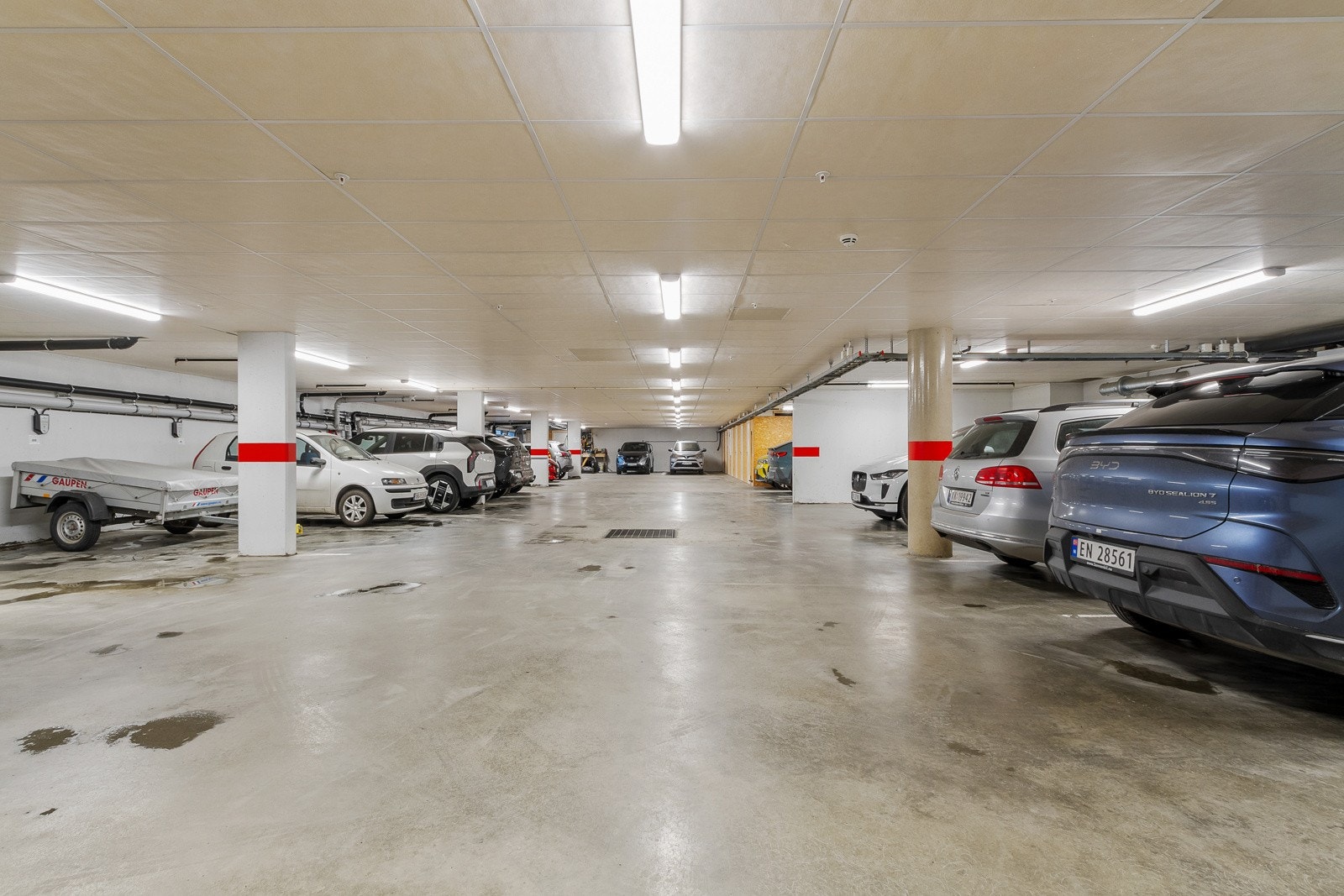 Parkeringskjeller og heis som tar deg opp til leilighetsplan. Galleribilde