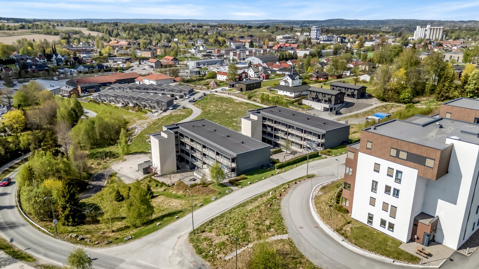 Sameiet består av to boligblokker og ligger svært sentralt, rett på oversiden av blant annet Rema 1000 Galleribilde