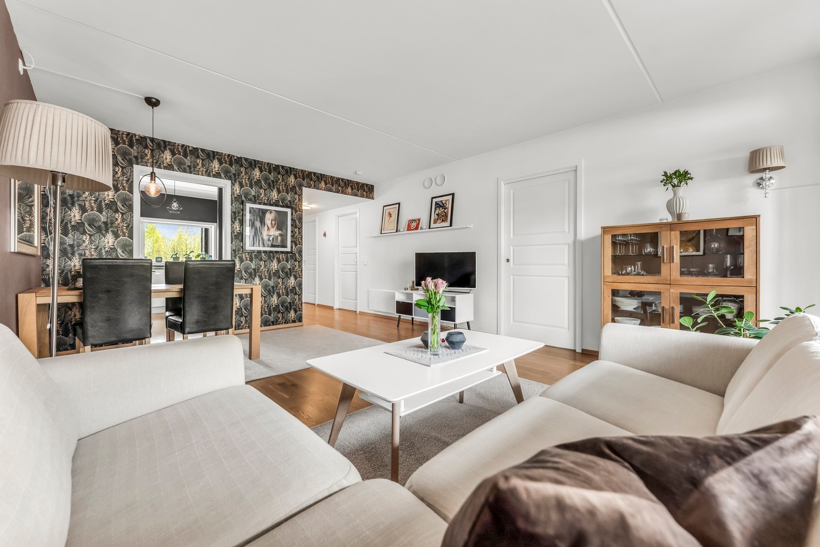 Stor lys og innbydende stue Galleribilde