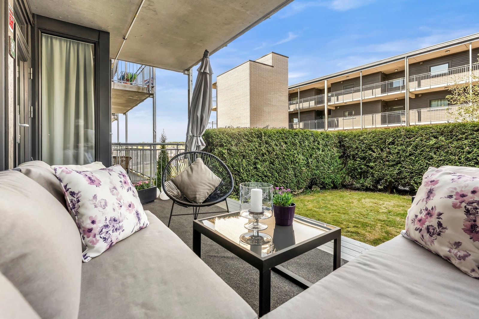 Leiligheten har en herlige uteplass med både overbygd terrasse og hage omkranset av hekk! Galleribilde