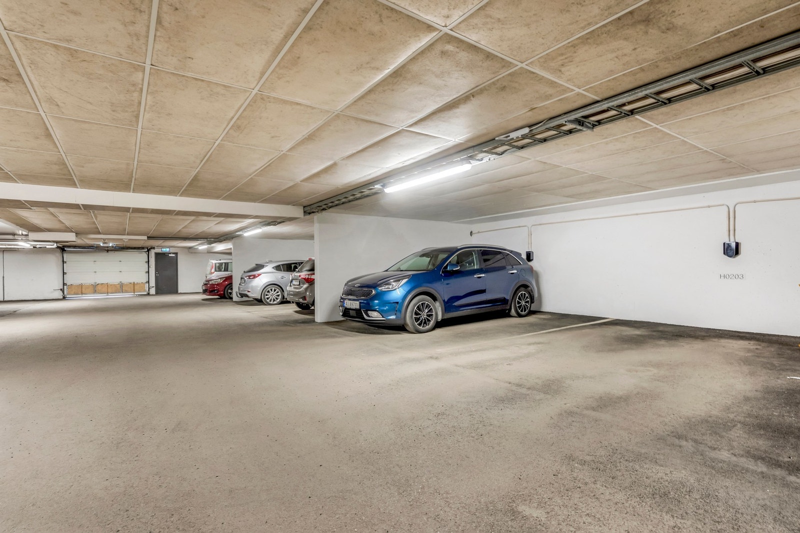 Parkeringskjeller med plass for 1 bil og mulighet for el bil lader. Her finner du også lagringsbod Galleribilde