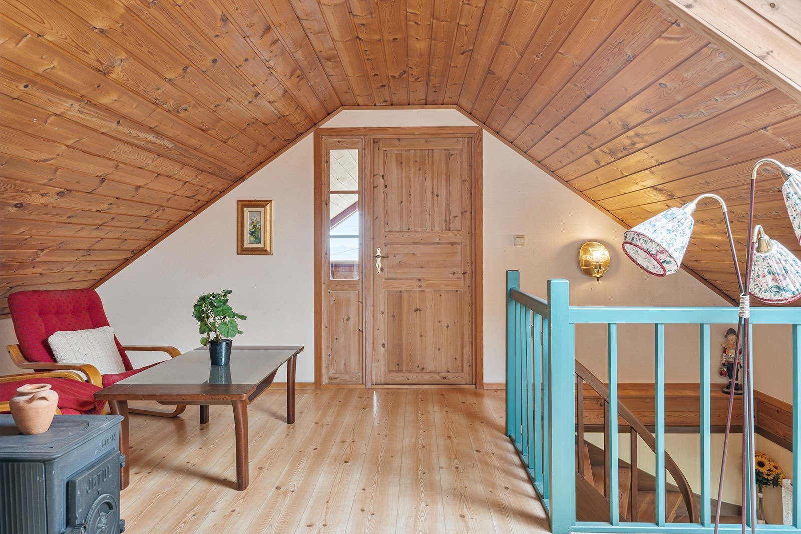 Loftsetasjen byr på en hyggelig loftstue og to soverom Galleribilde