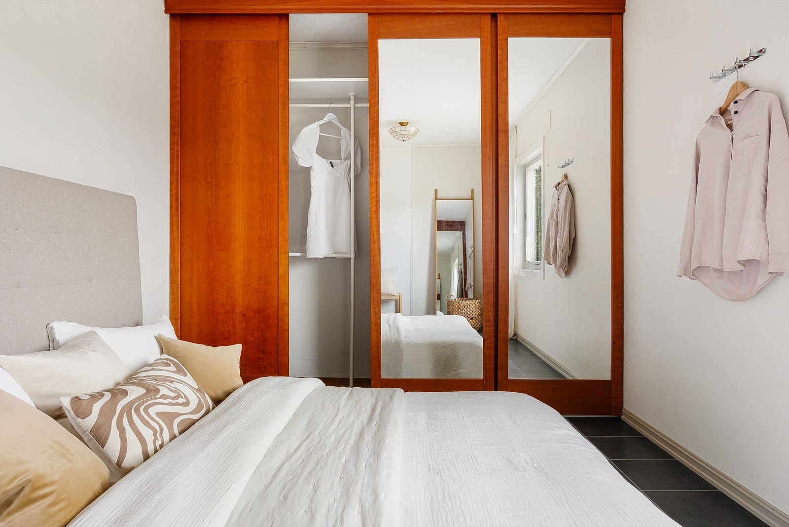 Hovedsoverom med skyvedørsgarderobe Galleribilde