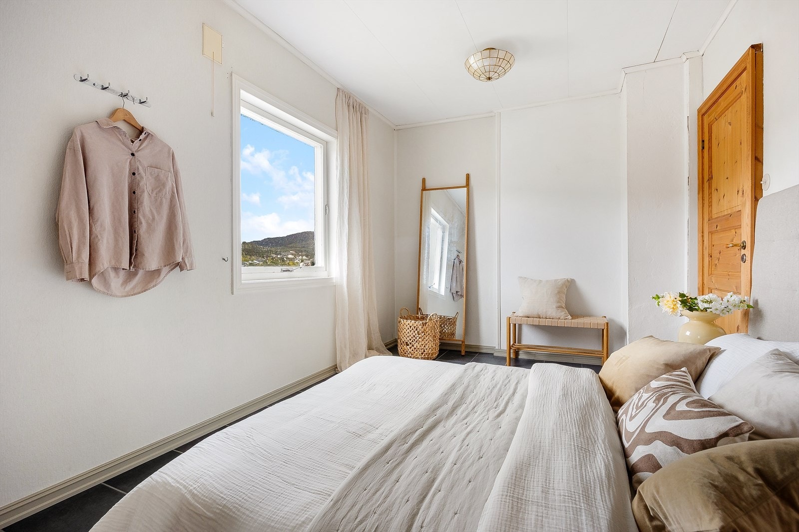 Hovedsoverommet ligger på den svale siden av huset mot øst Galleribilde