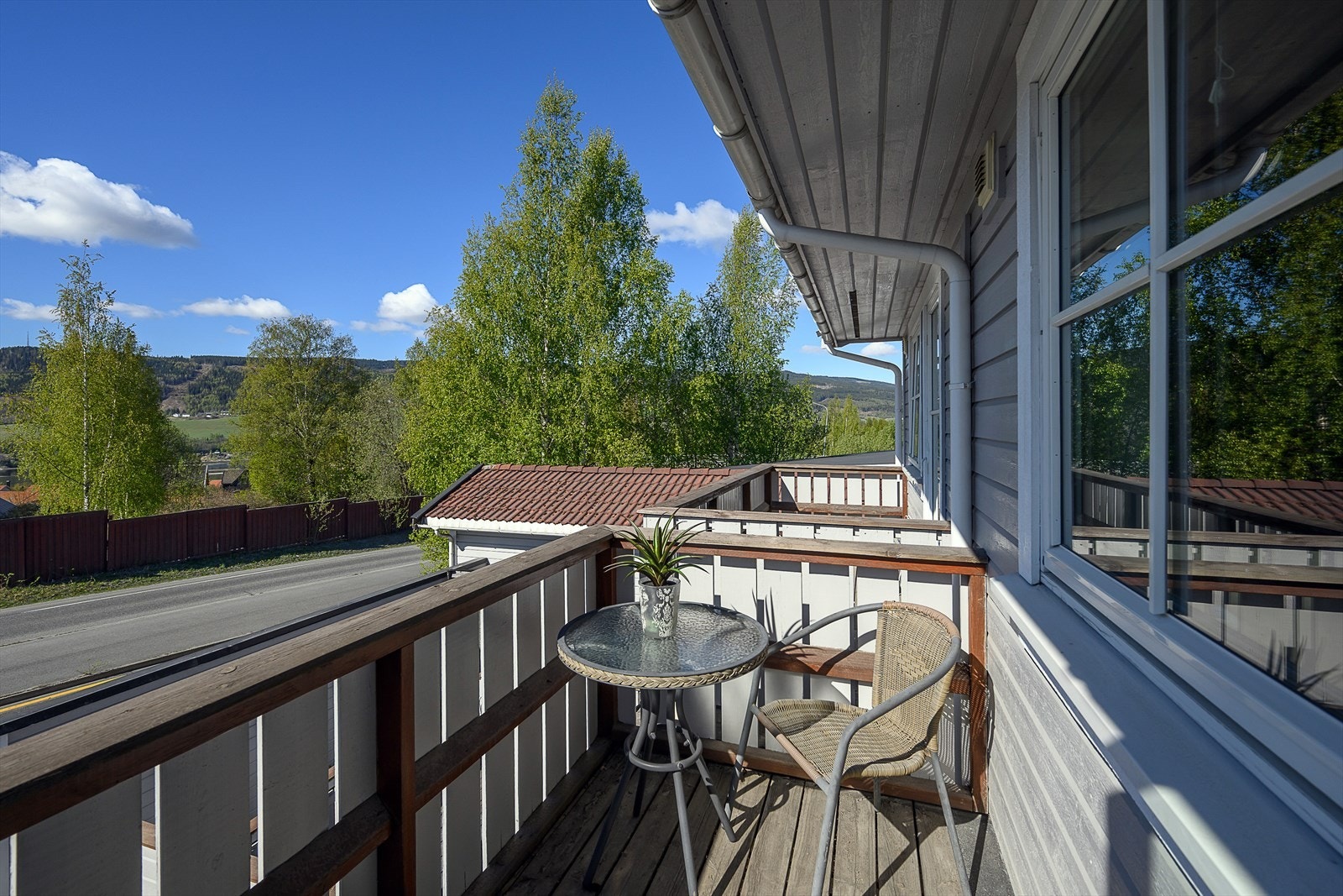 Verandaen i 2.etasje er oppført i trekonstruksjoner med rekkverk av stående bord. Galleribilde