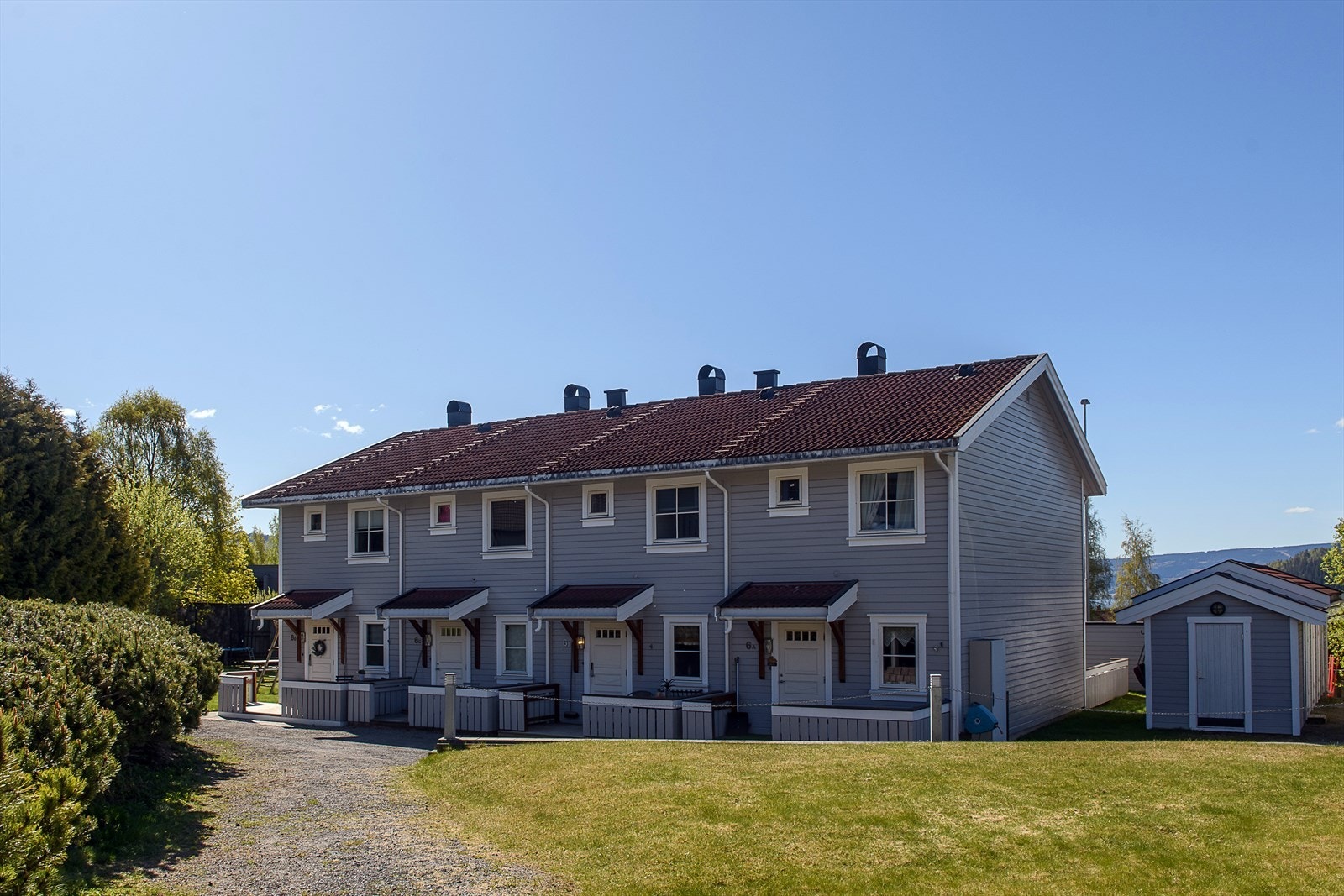 Sameiet ble bygd i 2005 og består av 10 leiligheter, fordelt på to rekker. Galleribilde