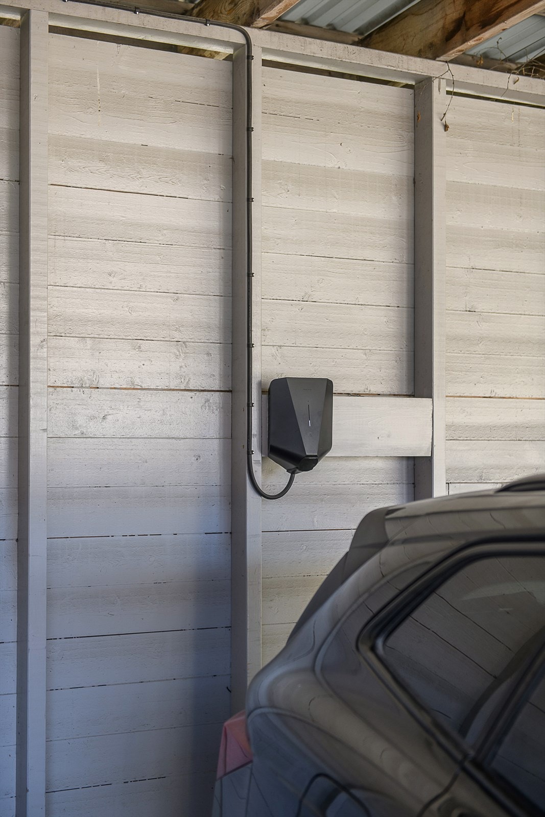 Carportplassen er klargjort med elbillader. Galleribilde