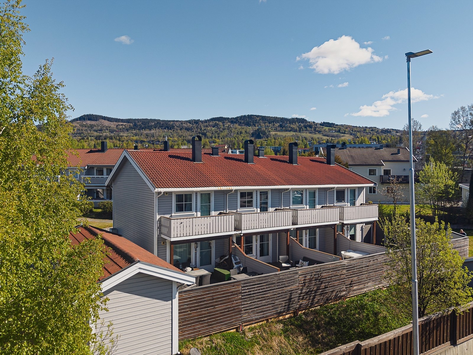 En rekkehusleilighet over to plan, beliggende i et etablert og rolig boligområde litt nord for sentrum. Galleribilde