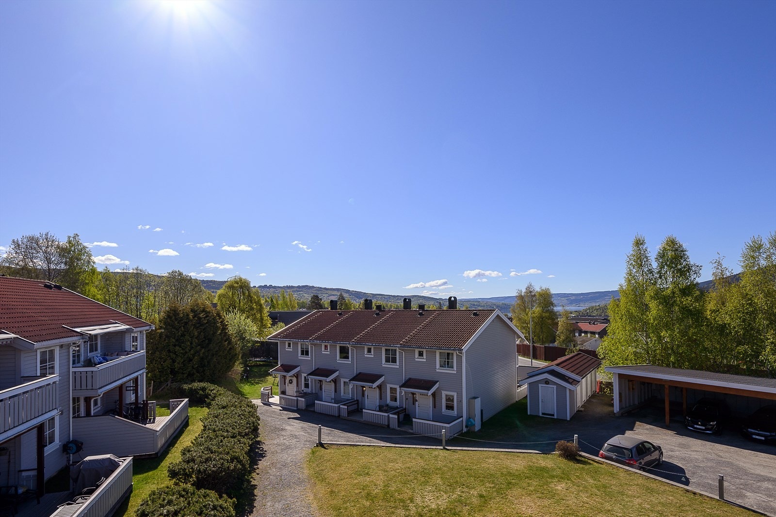 Beliggenheten er litt nord for sentrum av Lillehammer. Galleribilde