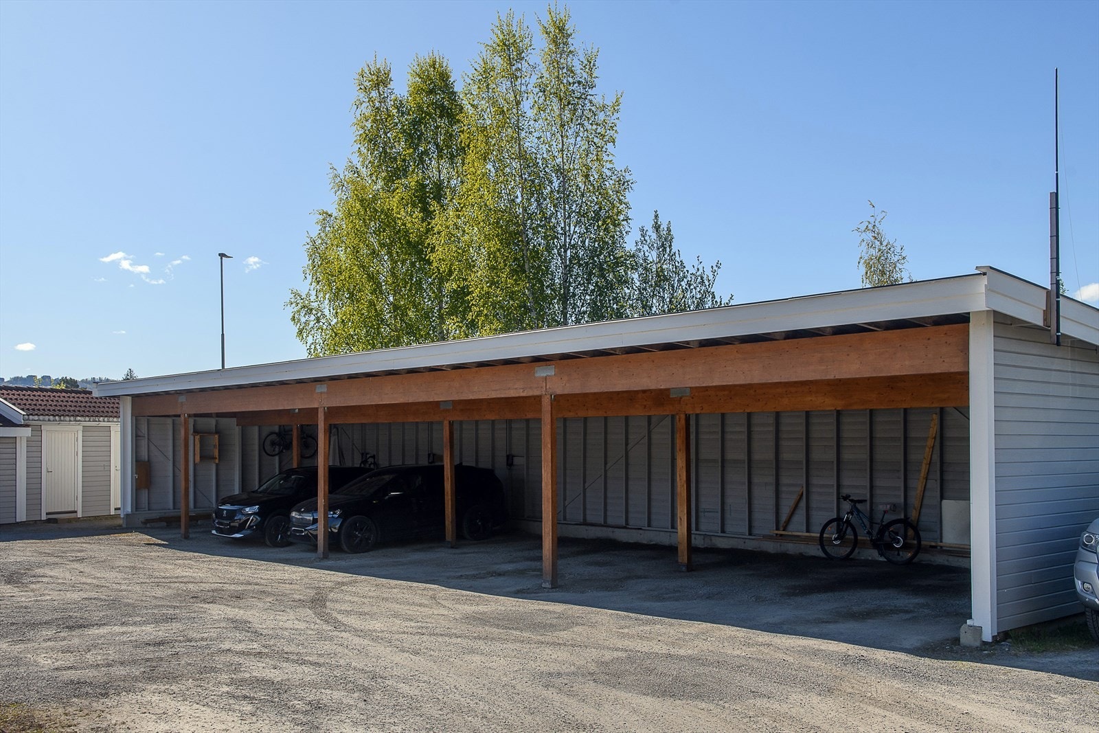 Leiligheten disponerer en egen plass i carportanlegget. Galleribilde