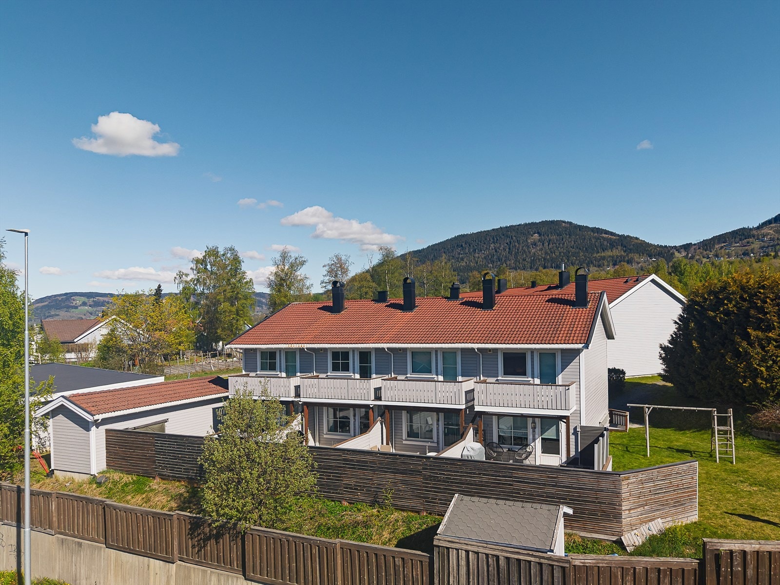 Servicefunksjoner som dagligvare, bensinstasjoner, treningssenter og bydelssenter ligger innenfor rimelig gangavstand. Galleribilde