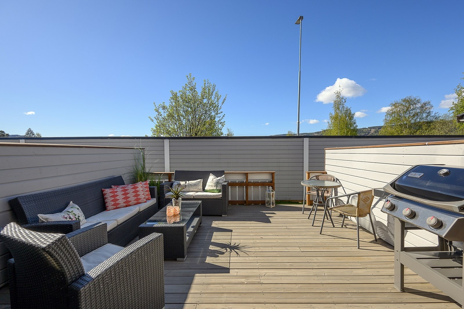 Fra stuen er det utgang til en romslig, sørvestvendt og skjermet platting på 21 m², oppført i impregnerte trekonstruksjoner. Galleribilde
