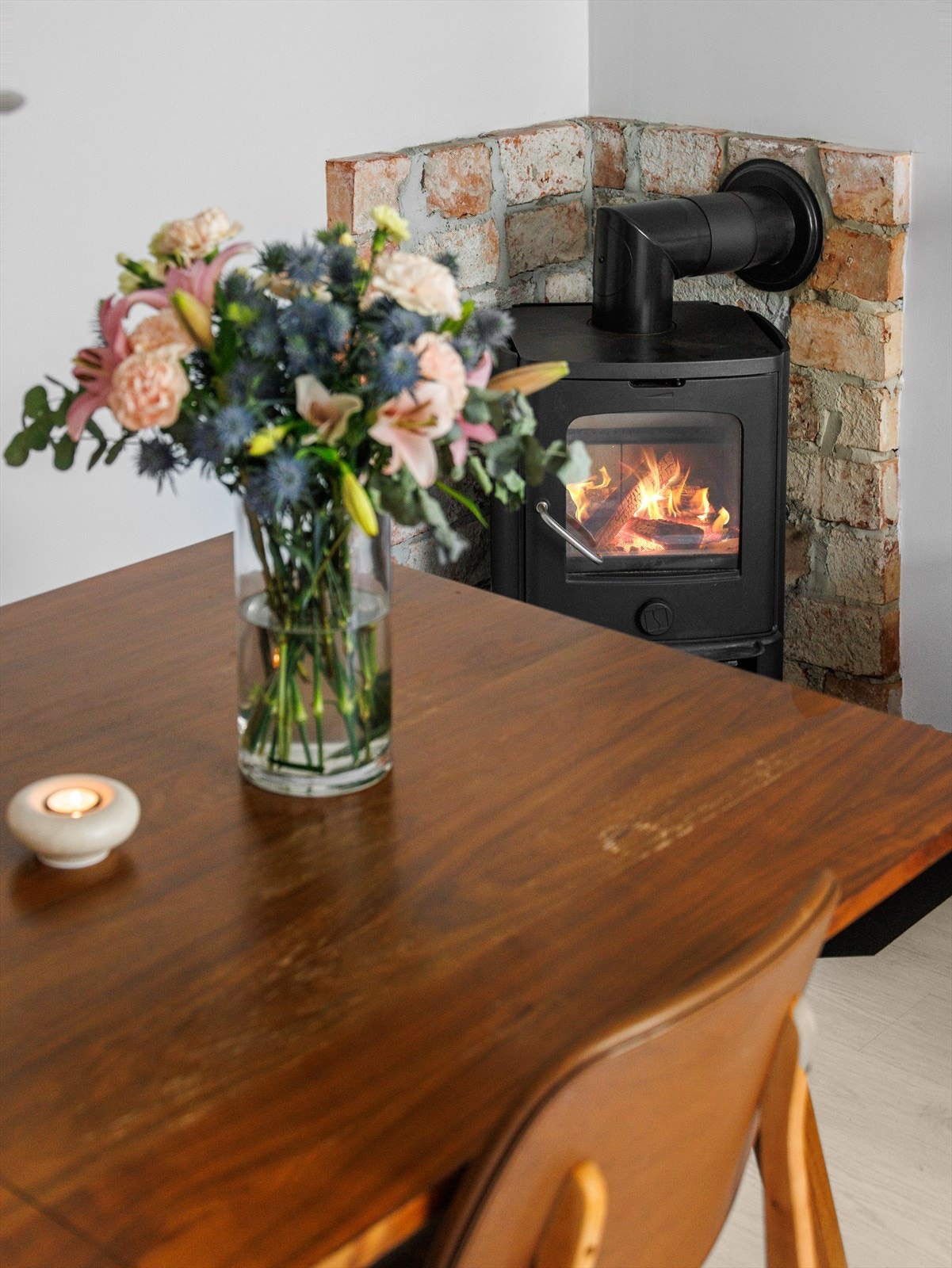 Vedovnen i stuen skaper ekstra hygge og varme på kalde høst- og vinterdager, samtidig som den blir et naturlig samlingspunkt i rommet. Galleribilde