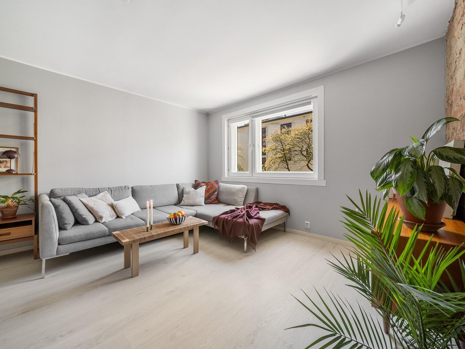 Stuen er stor og romslig med god plass til stor sofagruppe, stuebord, TV-benk og et romslig spisebord hvor man kan samle familie og venner til hyggelige middager og sosiale kvelder. Galleribilde