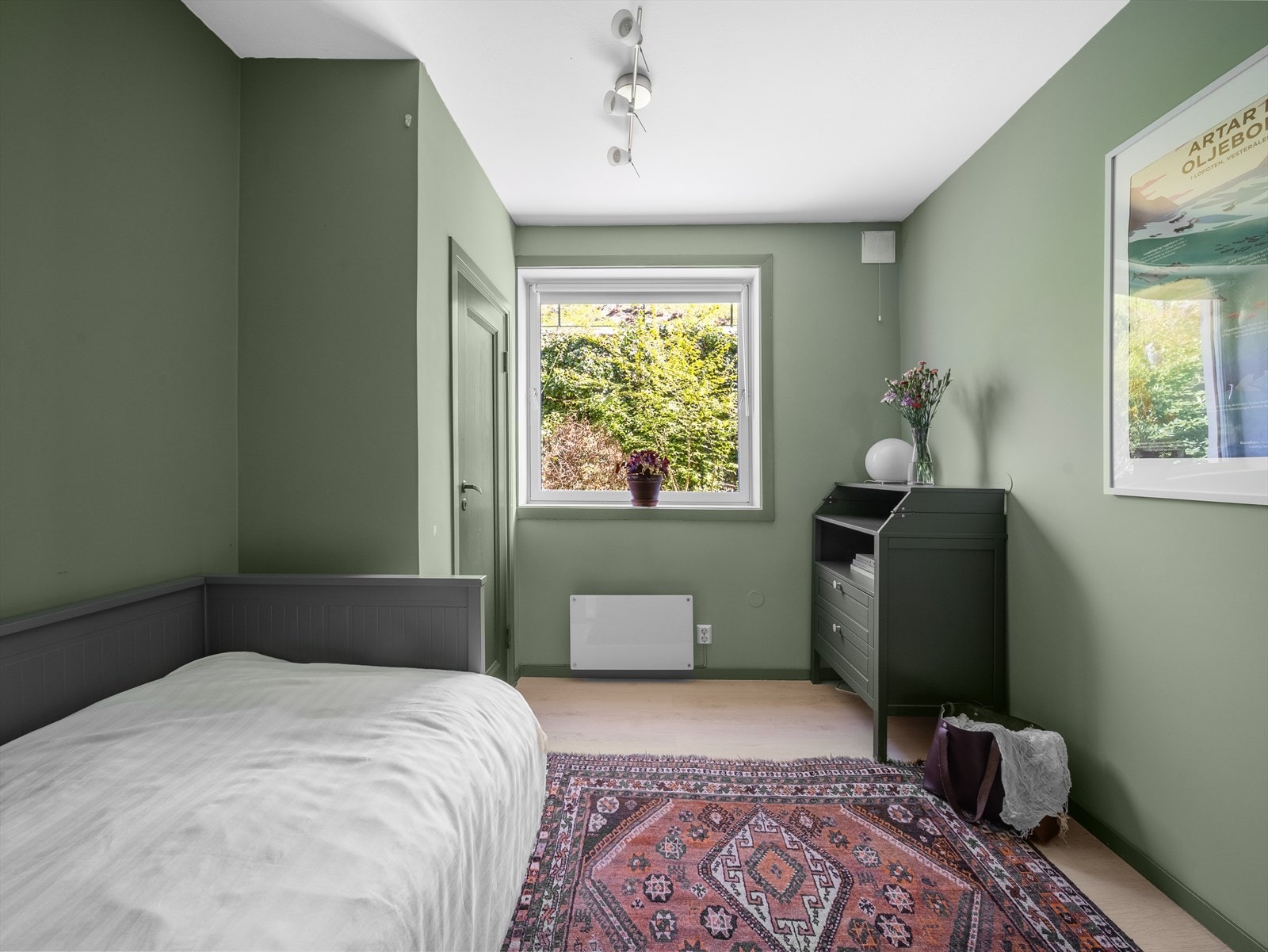 Det er inngang til en liten bod/garderobe fra soverommet. Galleribilde