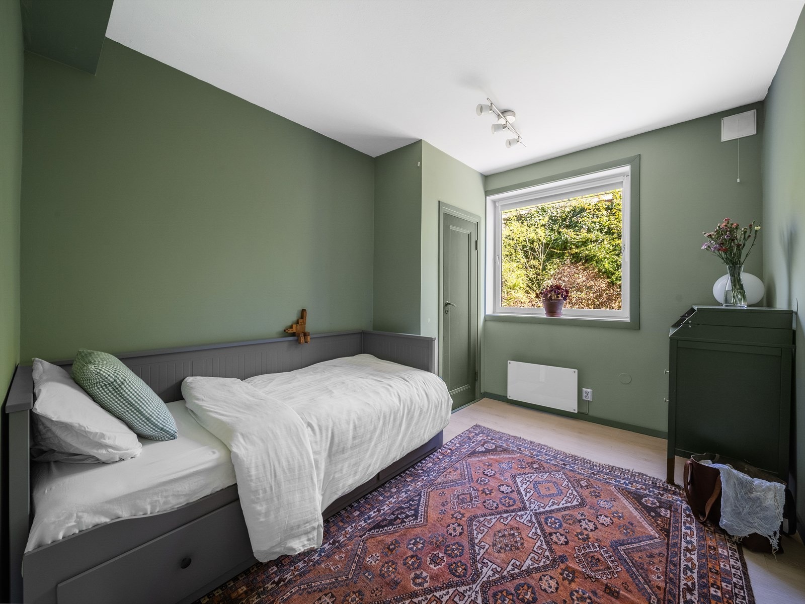 Her er det plass til seng, garderobe og eventuelt skrivebord eller kontorløsning dersom man ønsker hjemmekontor eller studieplass. Galleribilde