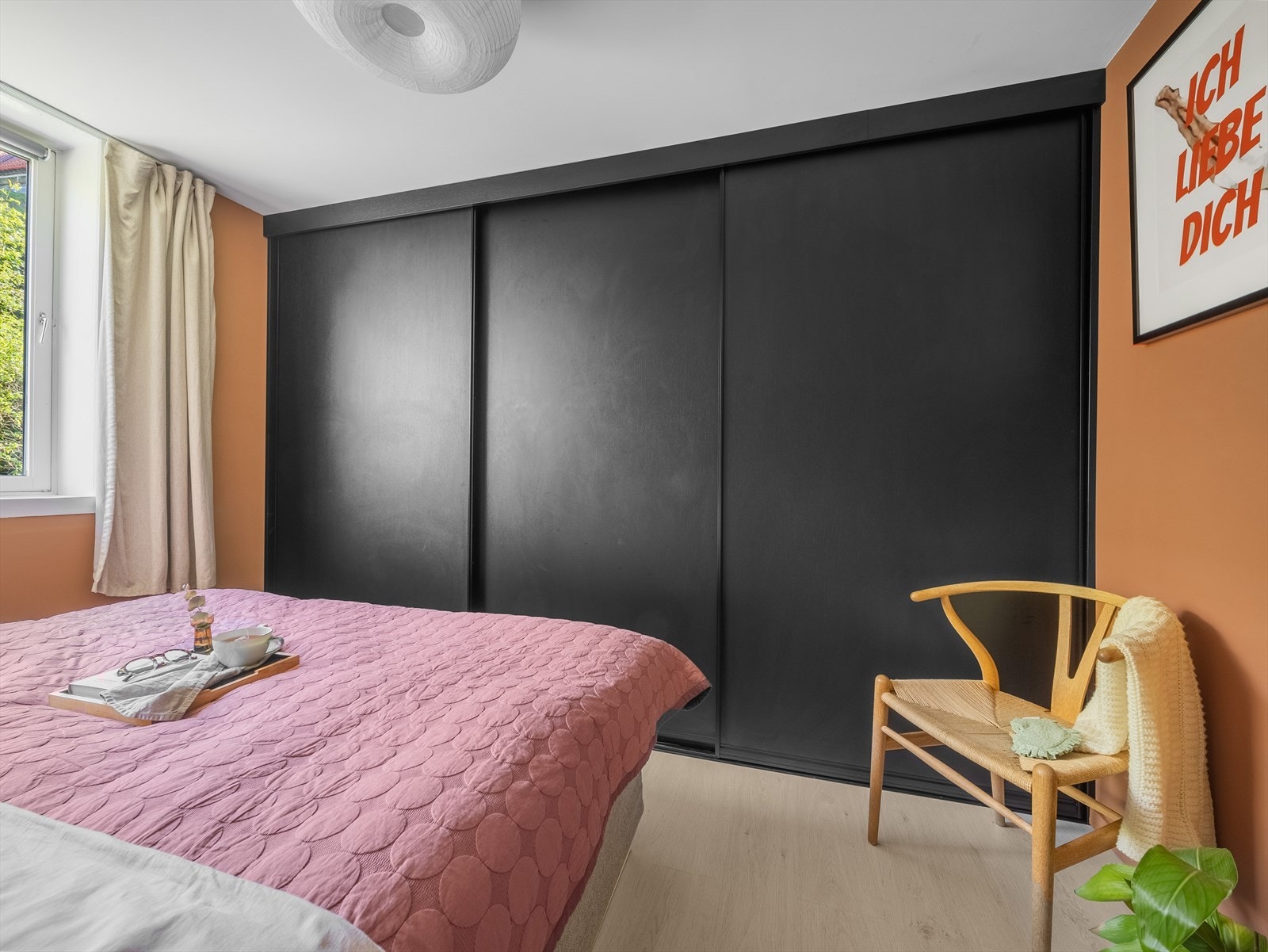 Her finner man også en stor skyvedørsgarderobe som gir svært gode oppbevaringsmuligheter. Galleribilde