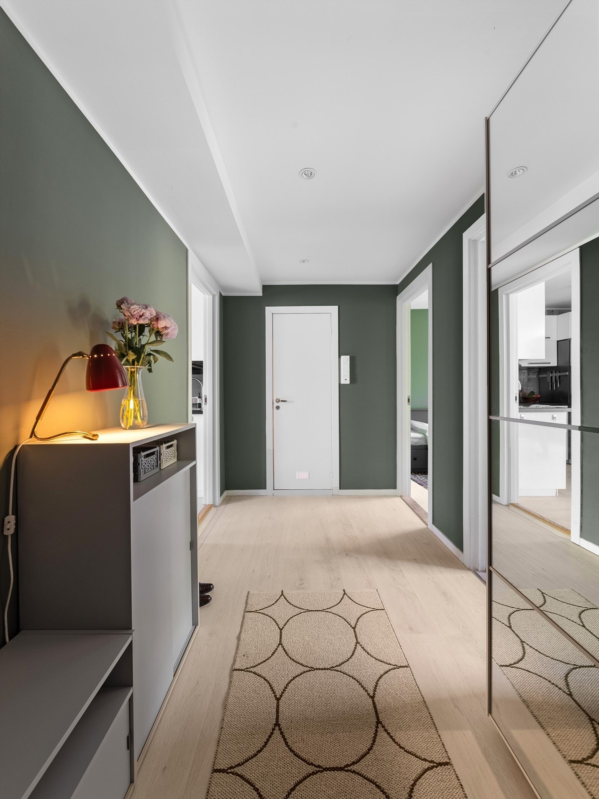 Her er det god plass til å henge fra seg yttertøy og sko, samt plass til stor skyvedørsgarderobe og øvrige oppbevaringsmøbler. Galleribilde