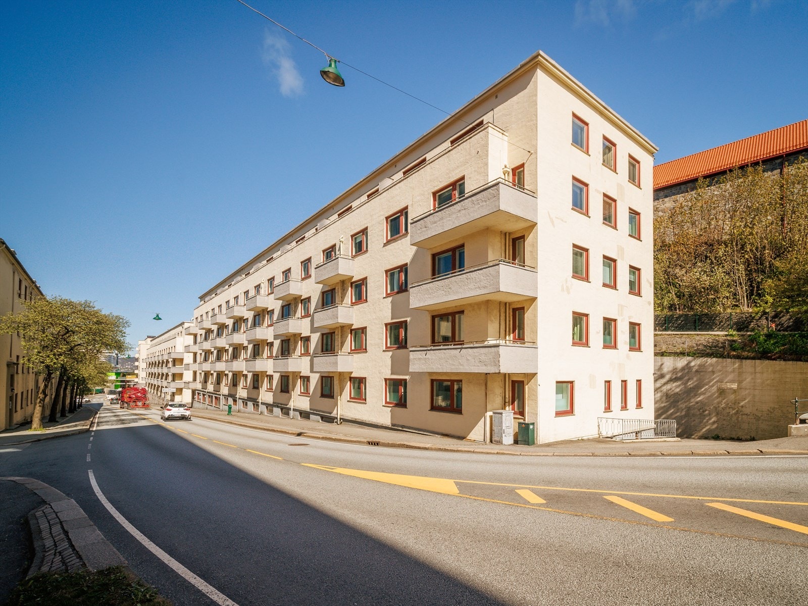 Boligen har en attraktiv og svært sentral beliggenhet i hjertet av Bergen sentrum. Galleribilde