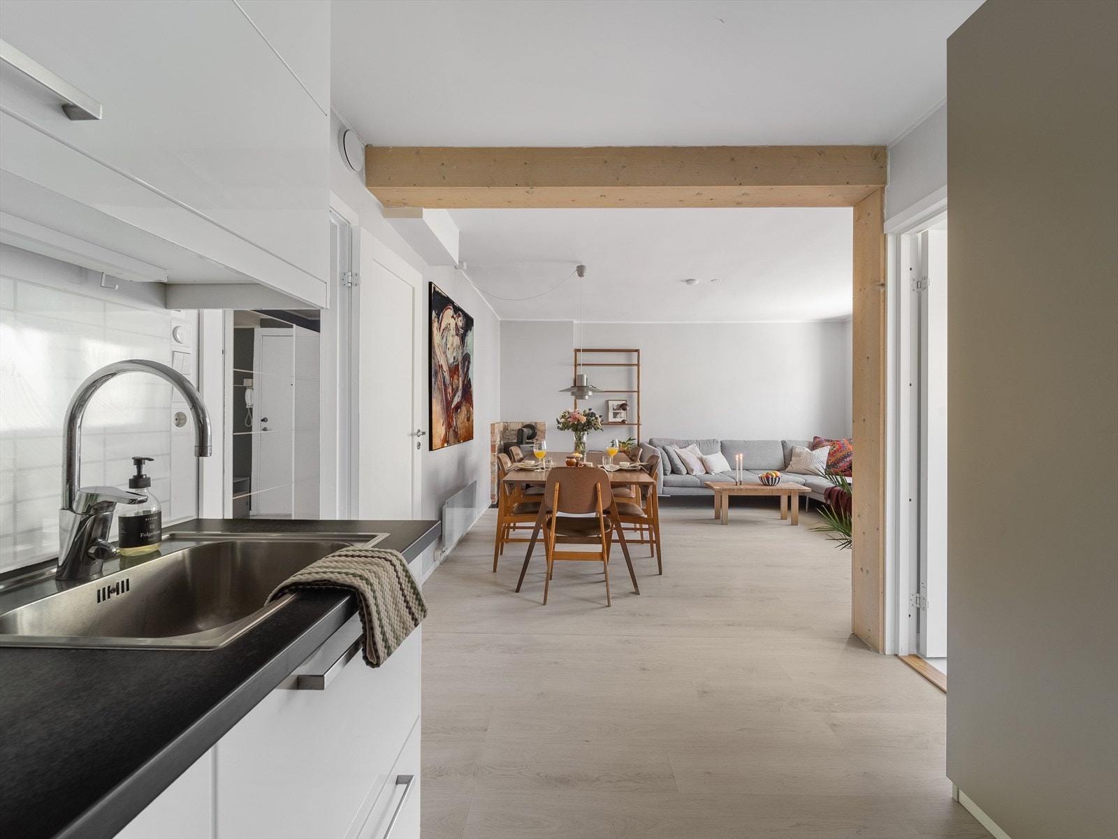 Over benkeplaten er det montert kitchenboard som både er praktisk og stilrent. Galleribilde