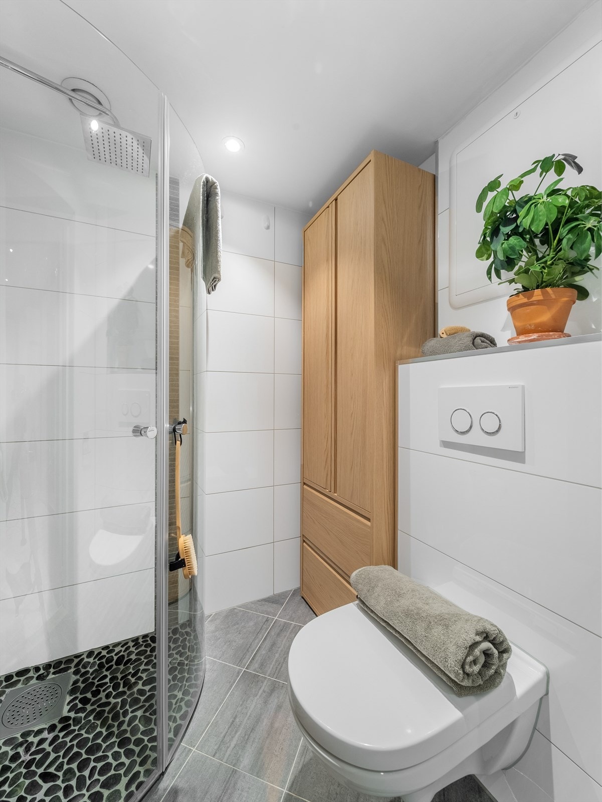 Badet har elektriske varmekabler i gulvet som gir en lun og behagelig komfort, samt malt tak med stilrene LED-downlights som sørger for god belysning. Galleribilde