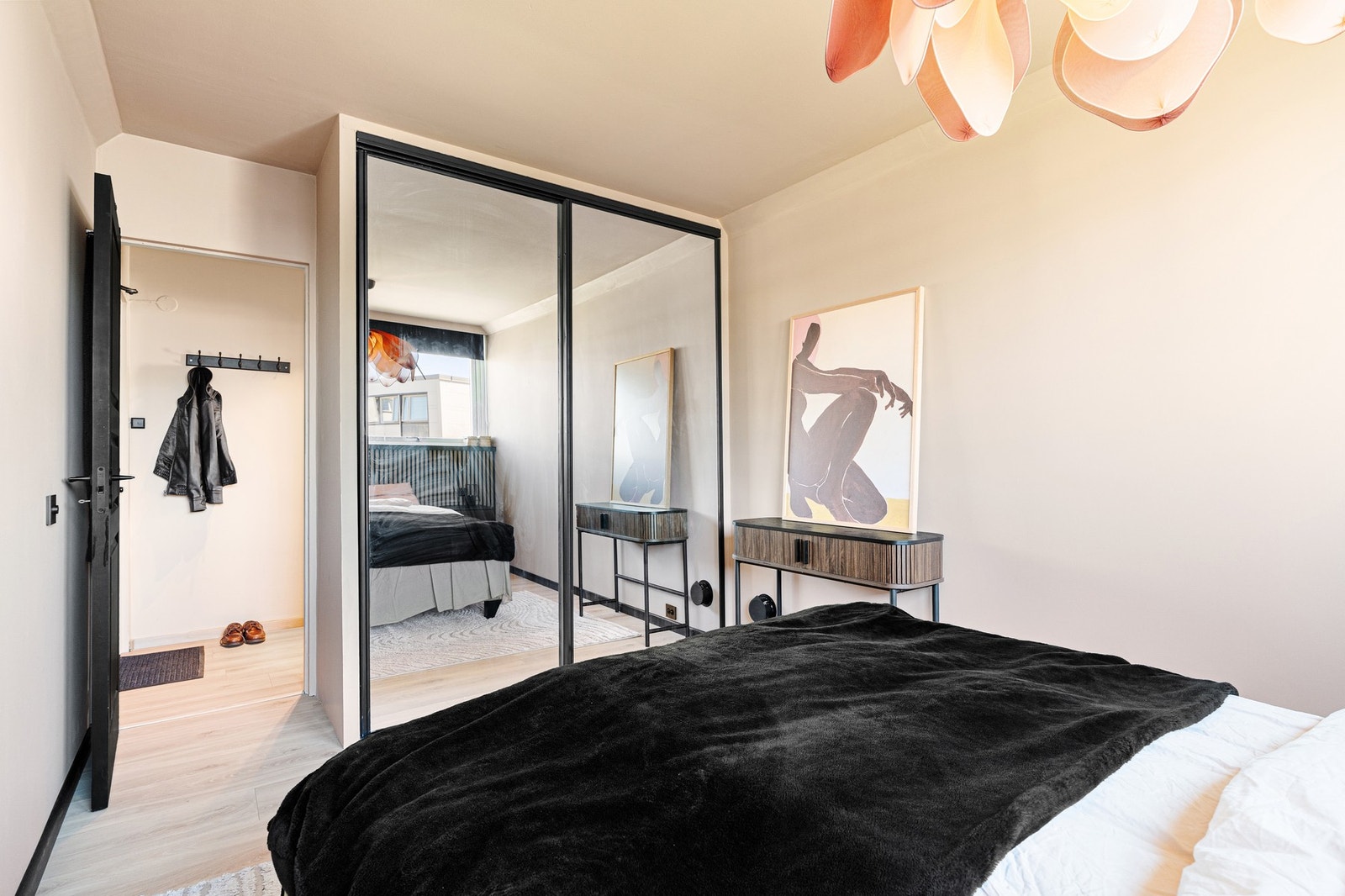 Rommet har skyvedørsgarderobe samt god plass til dobbeltseng. Galleribilde