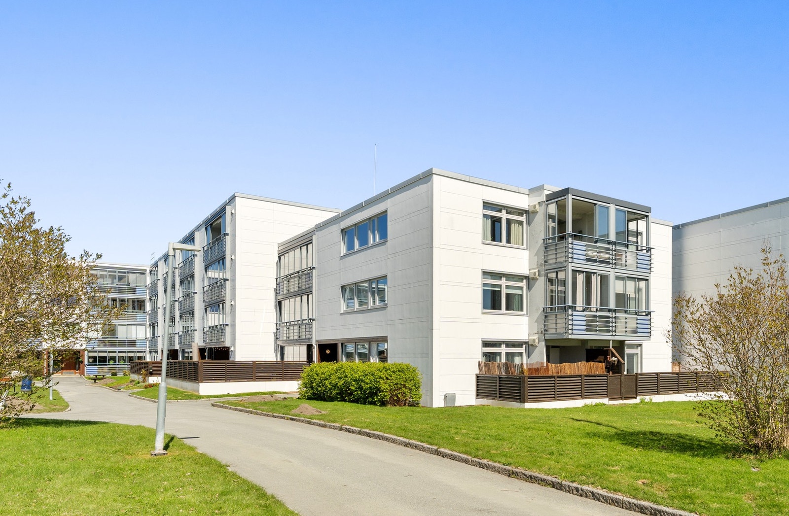 Leiligheten ligger i et rolig og etablert boligområde på Kolstad, med kort vei til flere servicefunksjoner. Galleribilde