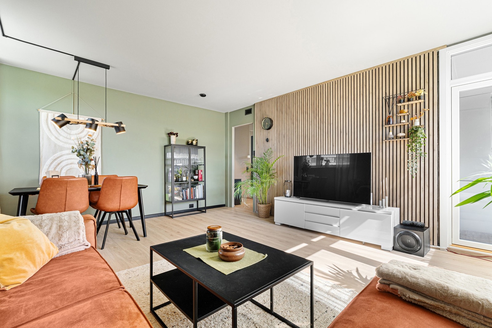 Gjennomgående moderne fargevalg gir boligen et stilrent og tidsriktig uttrykk. Galleribilde