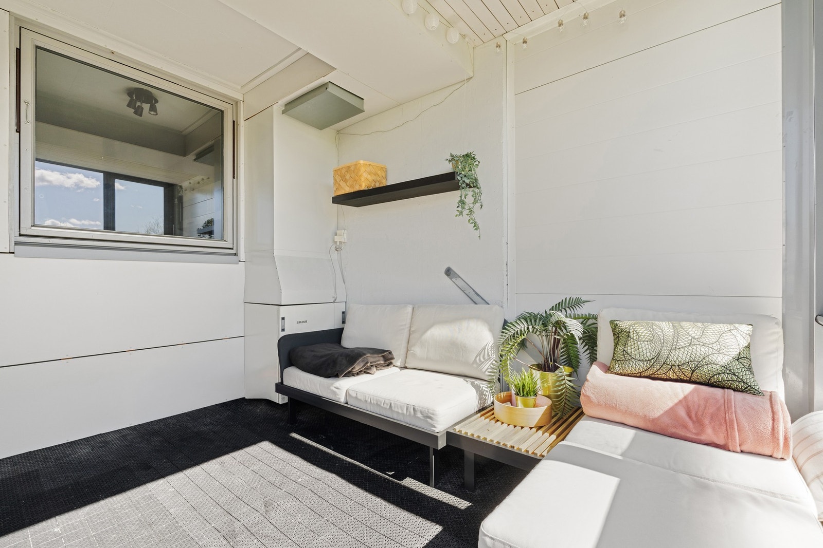 Den innglassede balkongen er på hele 7 m², som gir plass til ønsket utemøblement. Galleribilde