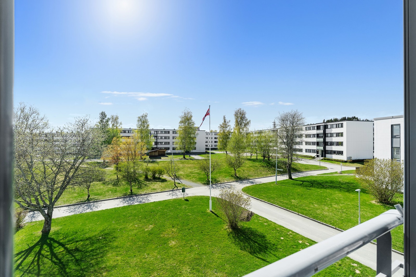Parkering på felles biloppstillingsplass i borettslaget. Borettslaget har 95 frittstående garasjer i rekke. Ledige garasjer tildeles av TOBB. Galleribilde