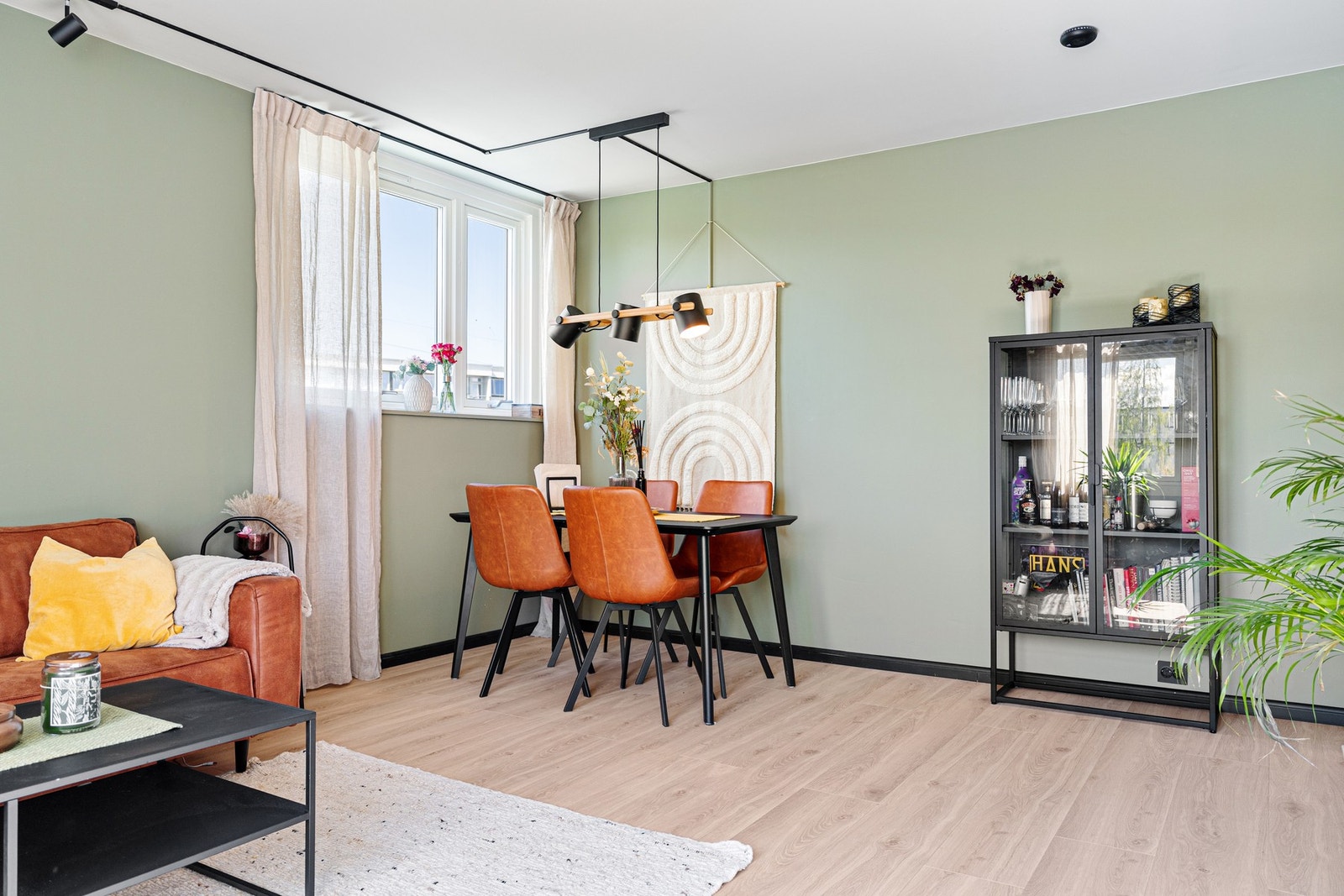 God plass til spisegruppe, perfekt for hyggelige sammenkomster med familie og venner. Galleribilde