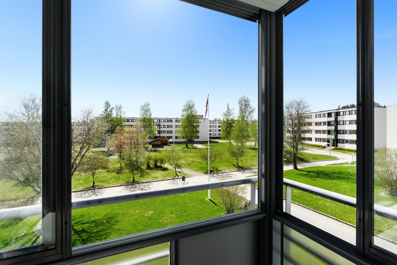 Fra stuen er det direkte utgang til en sørvendt balkong med ypperlige solforhold. Galleribilde
