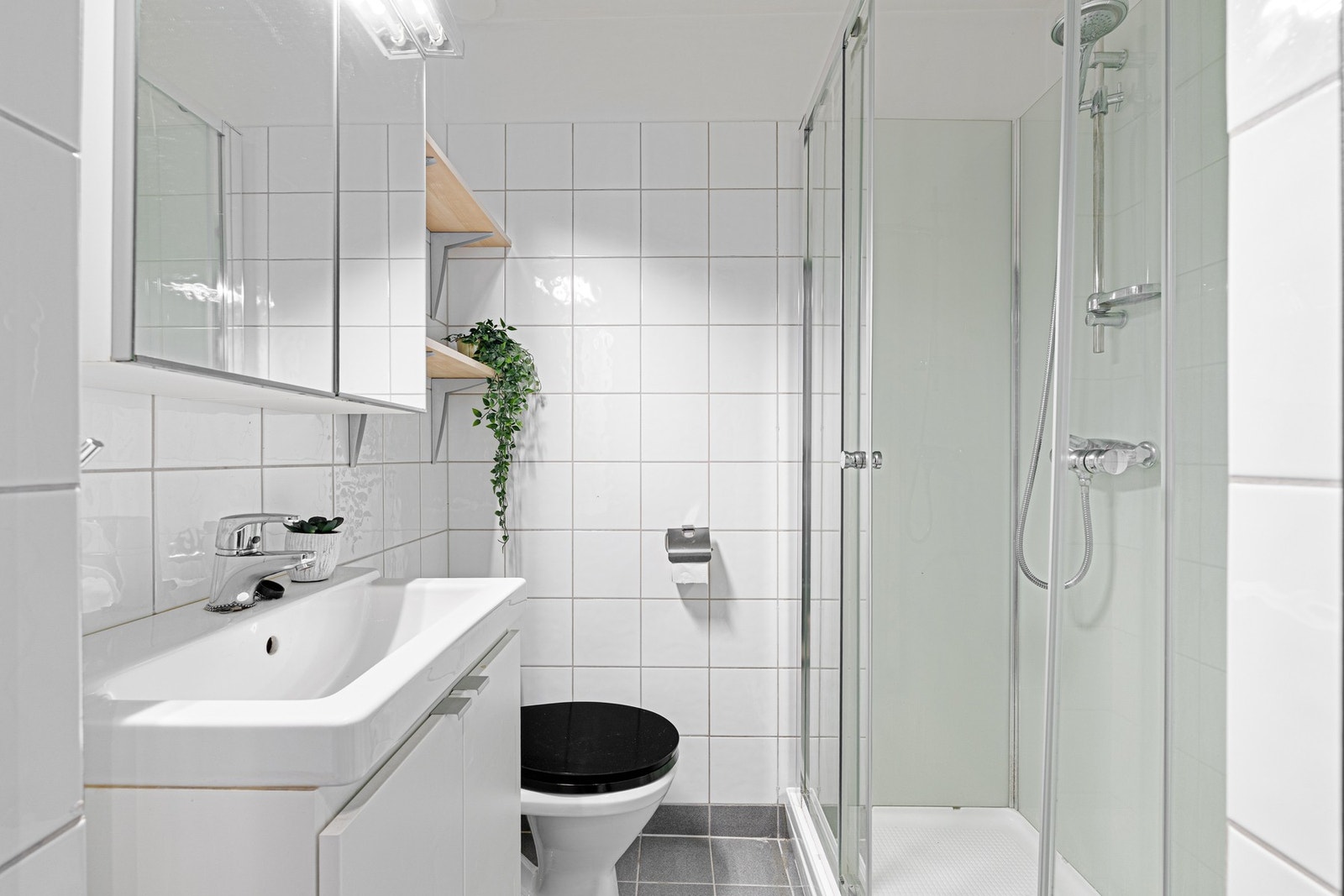 Pent baderom med flislagt gulv og behagelig gulvvarme. Galleribilde