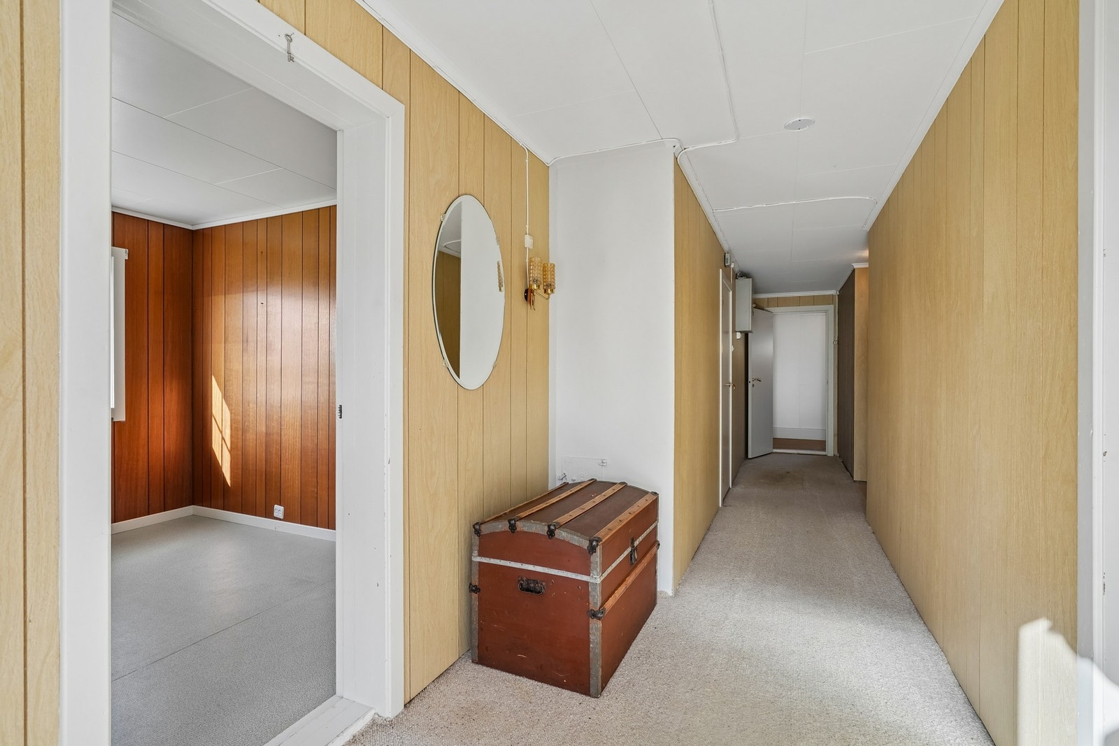 I kjelleren er det areal benyttet som soverom, kjellerstue, bad/vaskerom, gang og 2 boder. Galleribilde