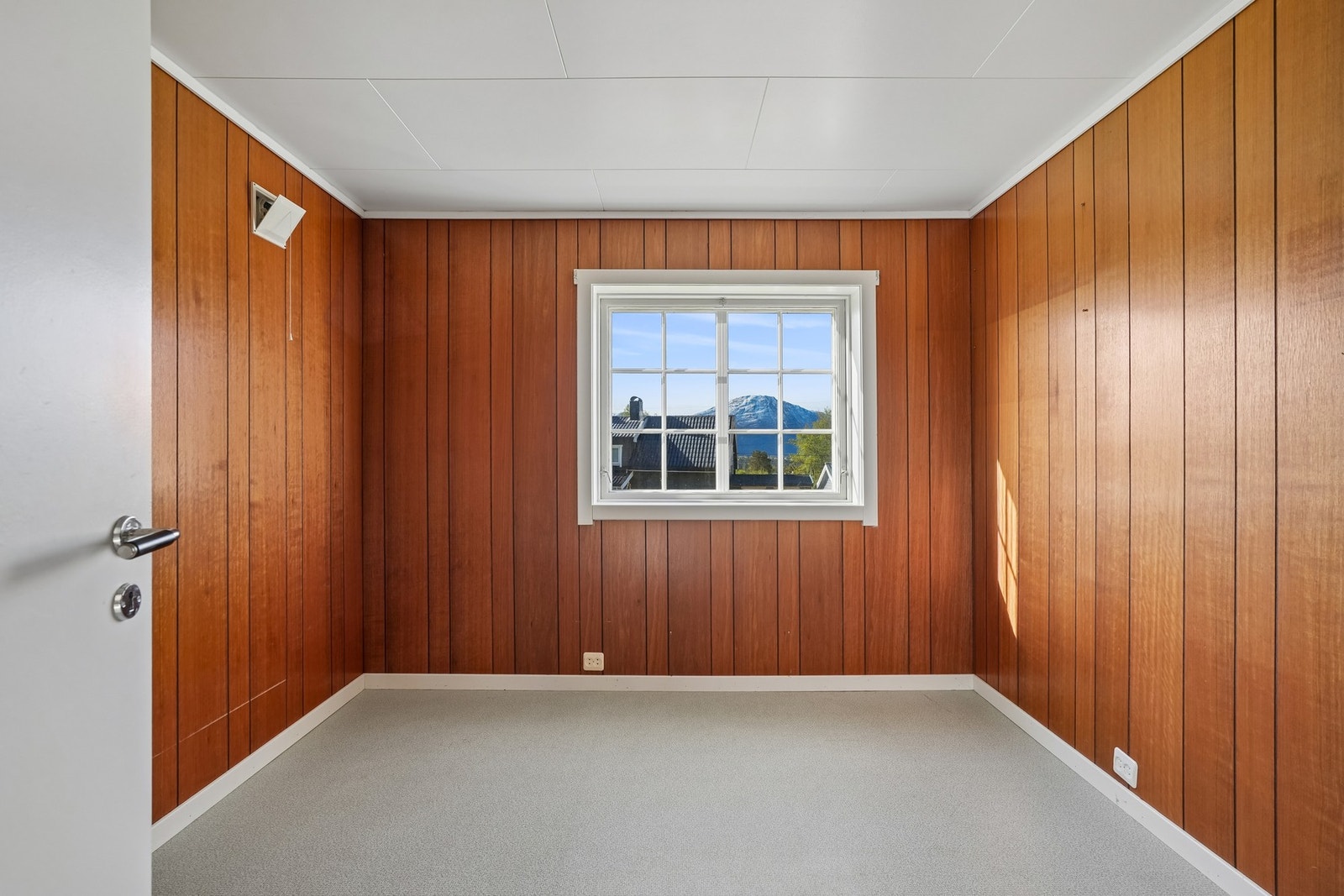 Rom i kjeller benyttet til soverom. Det er belegg på gulvet og på veggene er det tynnplatepanel. Rommet må søkes bruksendring for å være godkjent som soverom. Galleribilde