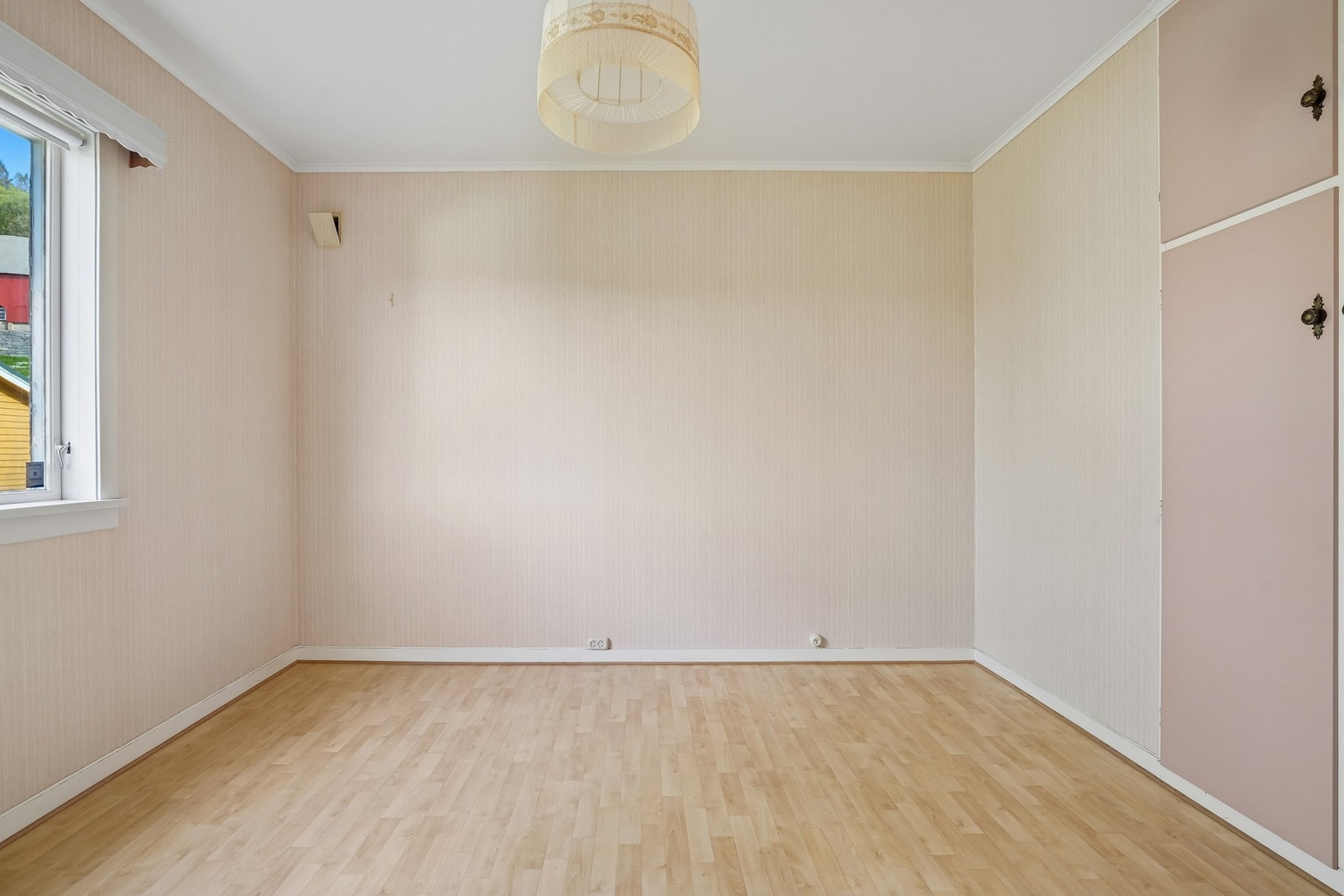 Med god plass til dobbeltseng og nattbord. Galleribilde
