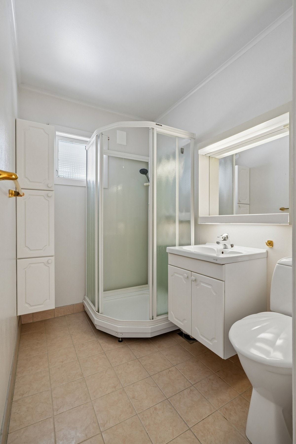 Badet i 1.etasje har fliset gulv med elektriske varmekabler i gulvet, og på veggene er det malte plater. Galleribilde