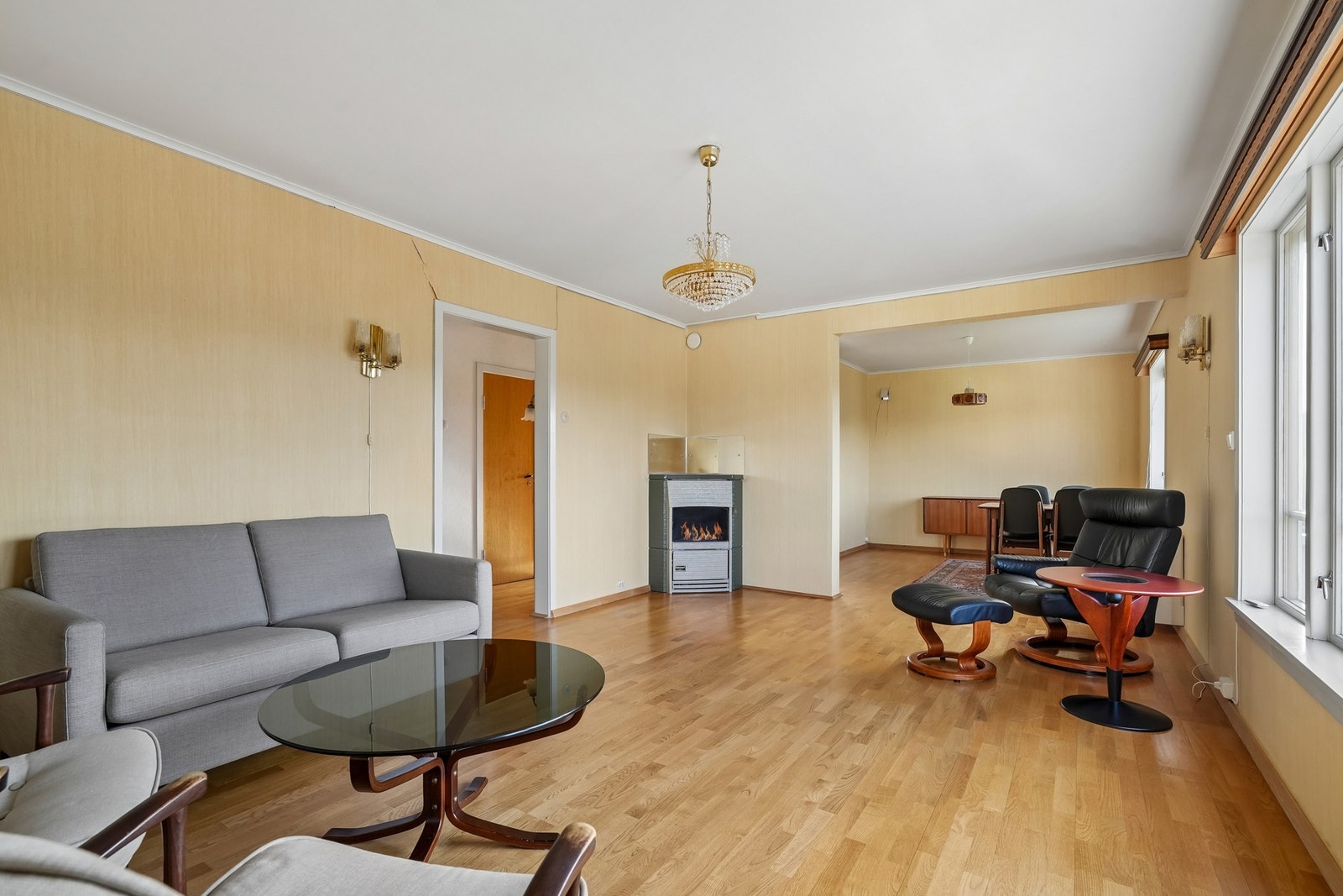 Det er åpen løsning til spisestue. Galleribilde