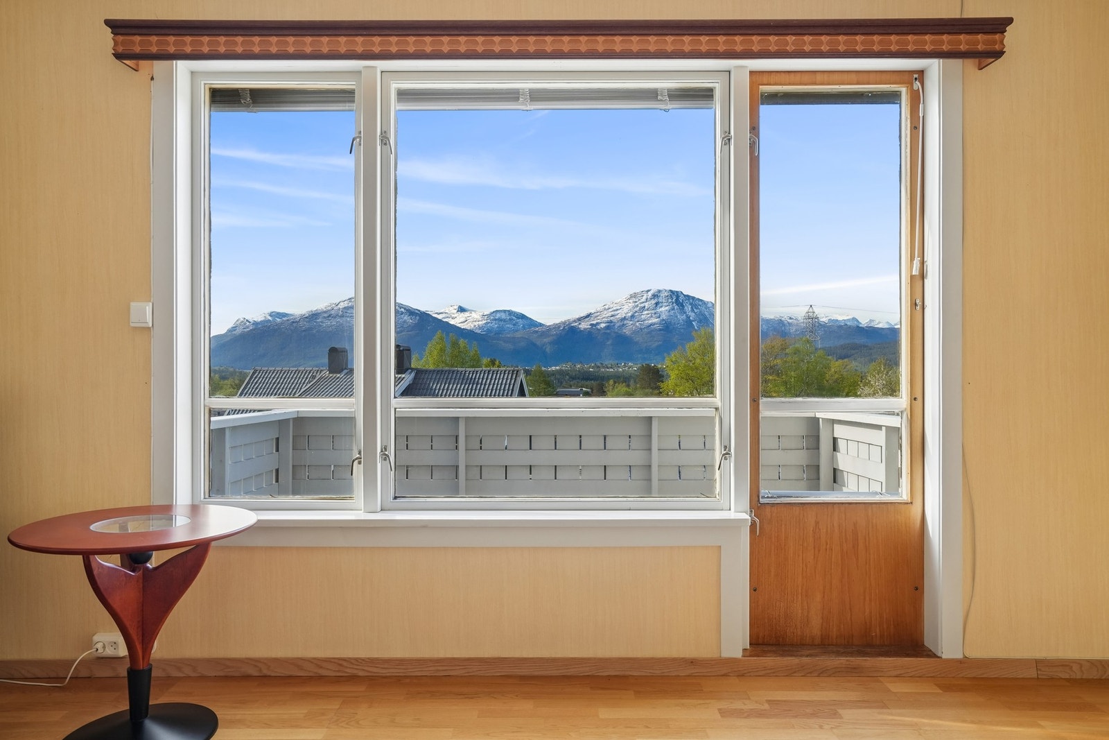 Fra stuen kan du nyte fantastisk utsikt over vakre fjell, og gå gjerne ut på veranda for å nyte solen. Galleribilde
