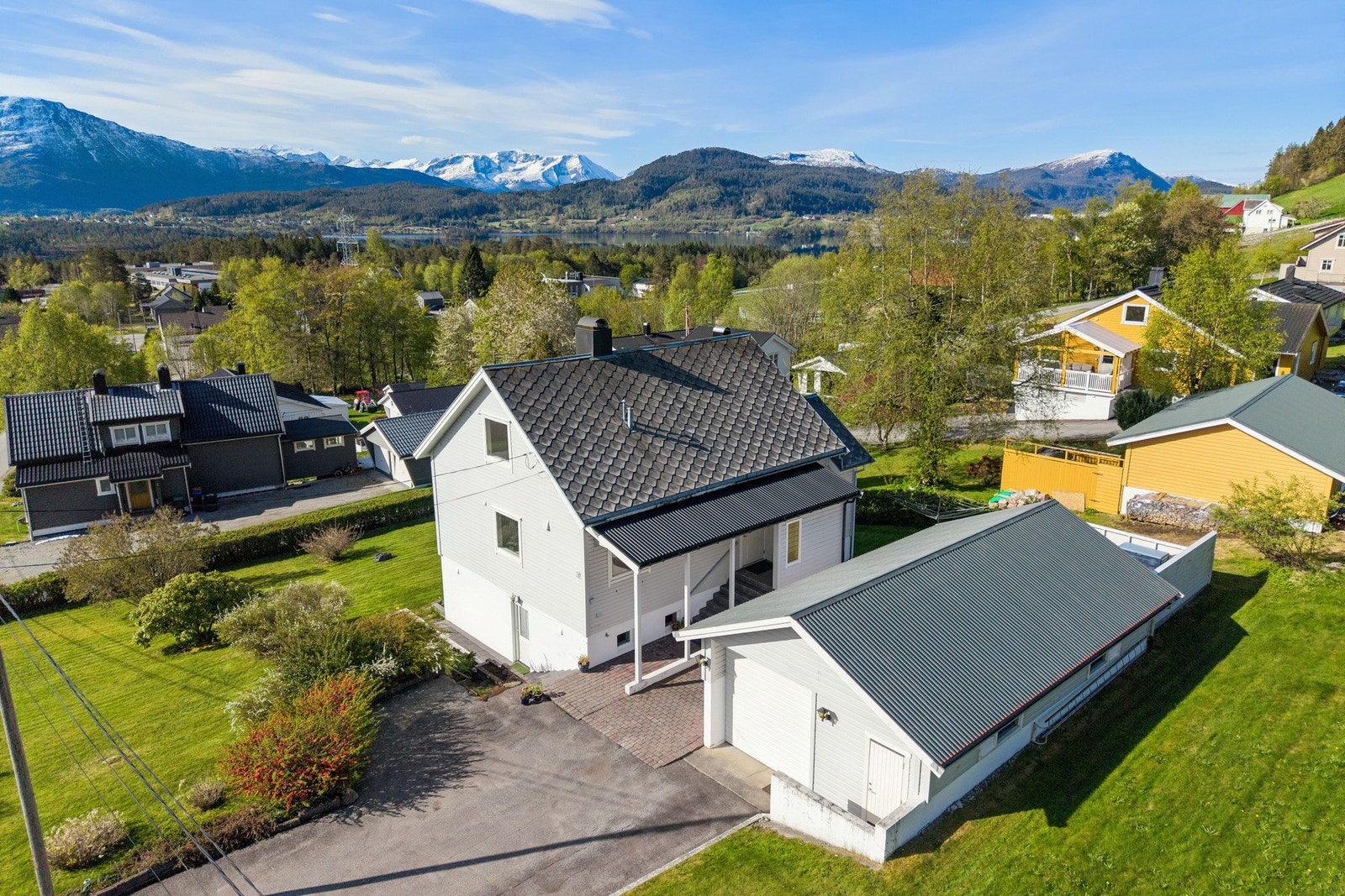 Eiendommen ligger fint til i et rolig og familievennlig nabolag, og har en nydelig sørvendt utsikt. Galleribilde