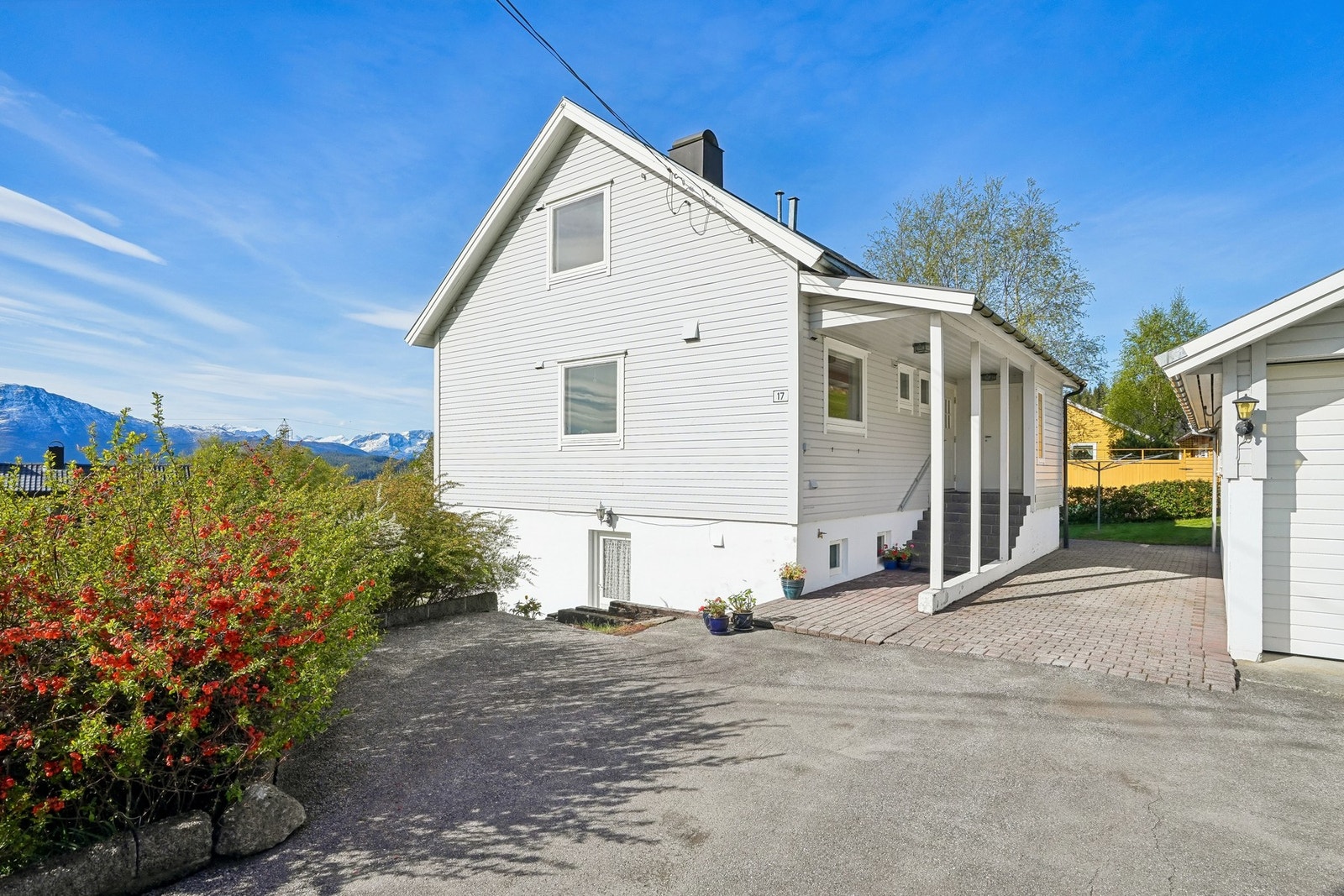 Egen inngang til kjelleretasje i tillegg til innvendig trapp. Galleribilde