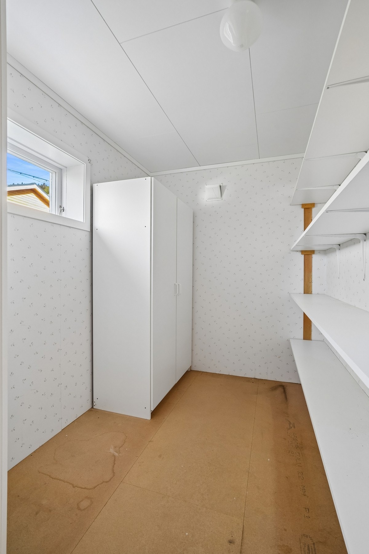 Bodareal med god plass til oppbevaring. I tillegg til denne er det også en god og kjølig matbod i kjelleren. Galleribilde