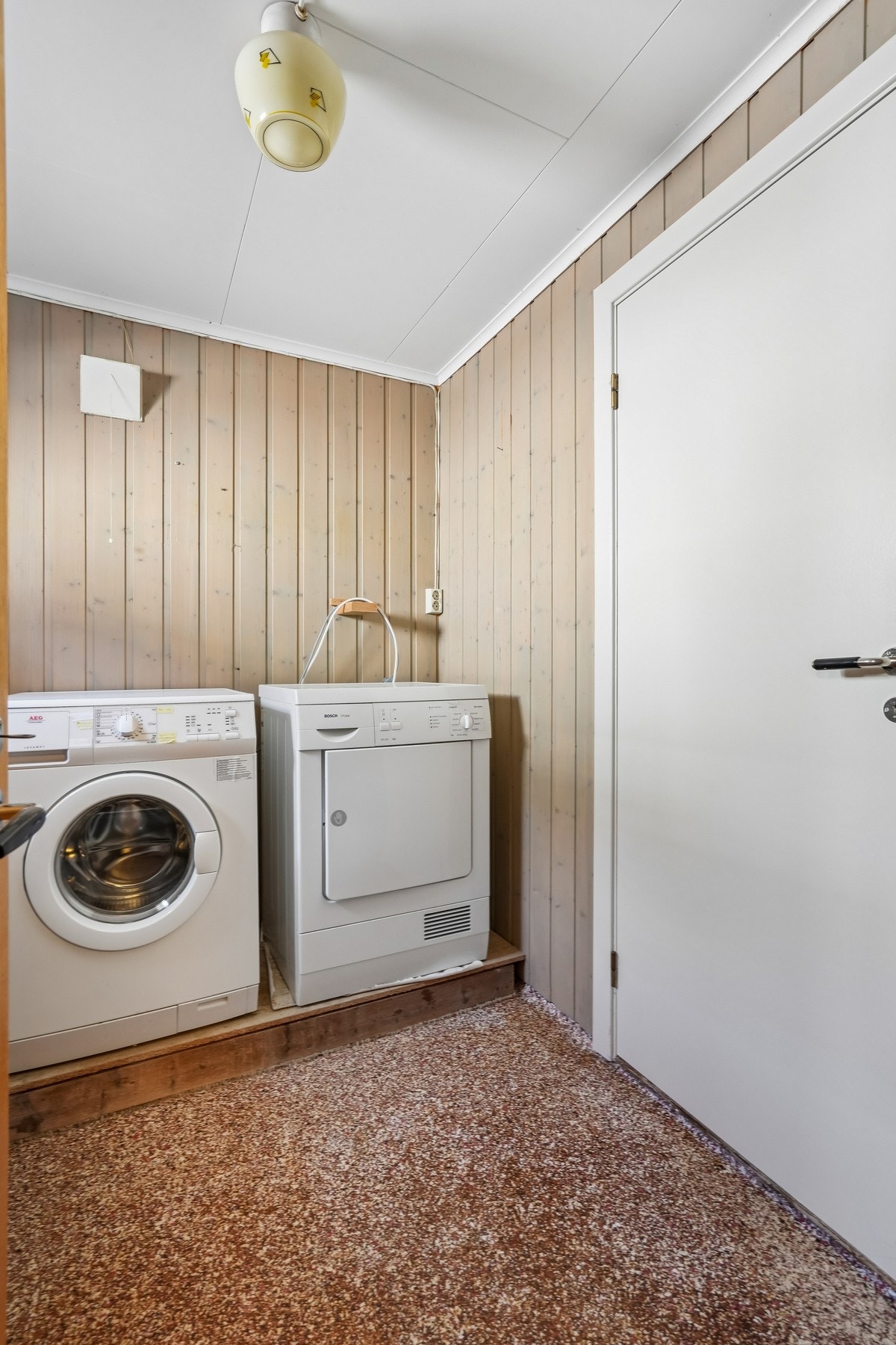 Vaskerom med opplegg for vaskemaskin og tørketrommel. Galleribilde
