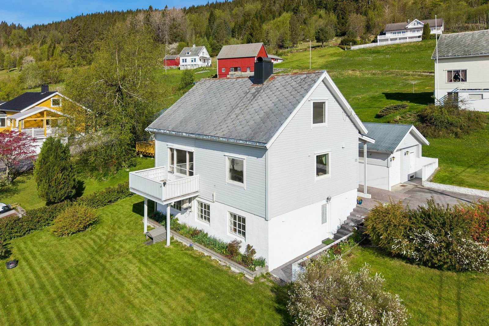 Tomten har et areal på ca. 1013 kvm. og er pent opparbeidet. Galleribilde