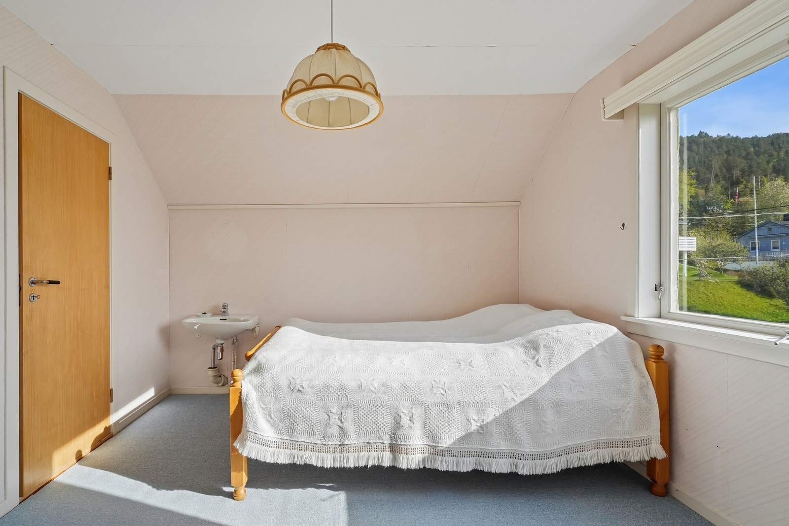 Soverom nr 1 på loftet med plass til seng og nattbord. Galleribilde