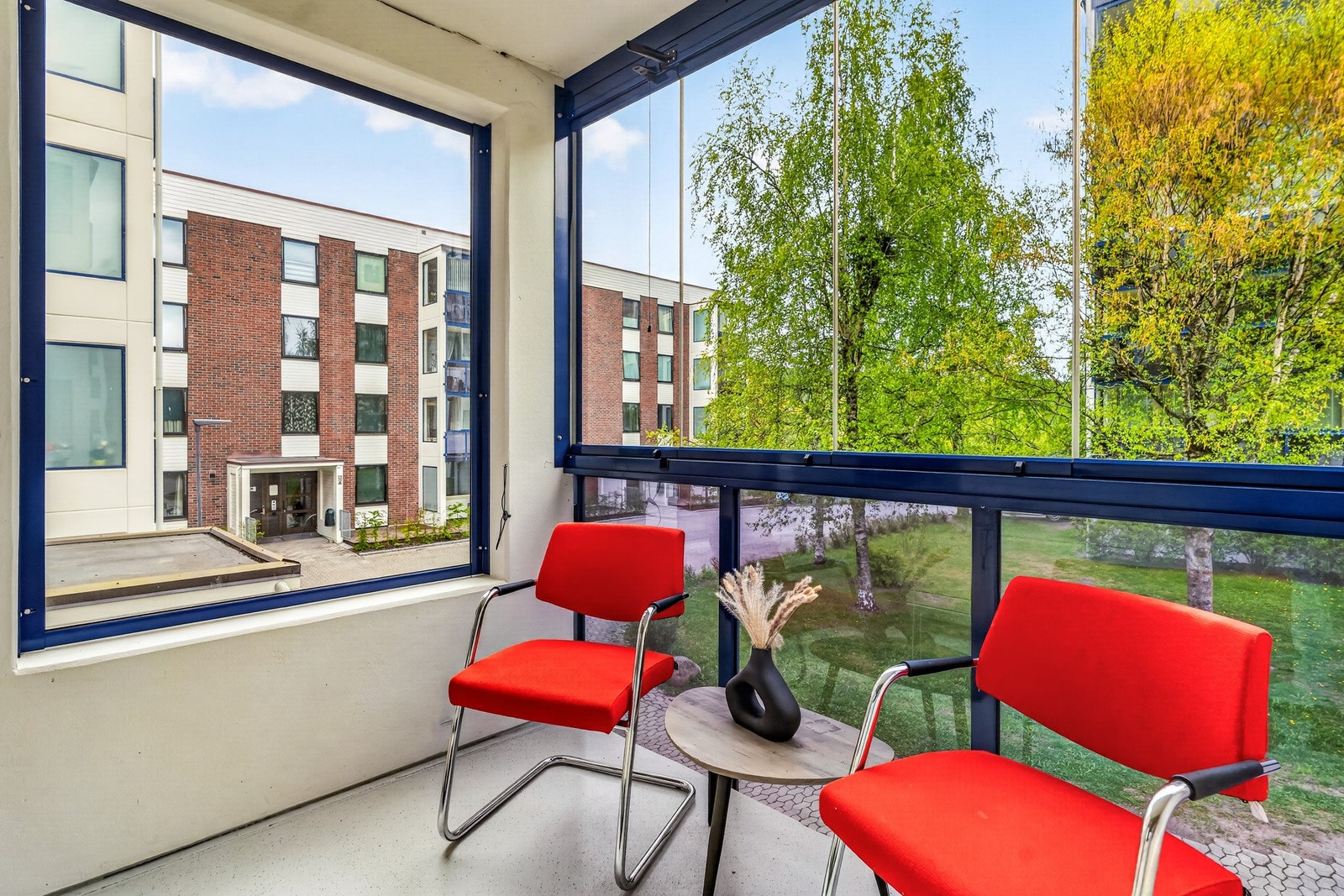 Fra kjøkkenet er det utgang til boligens nordøstvendte balkong på ca. 5m2. Galleribilde